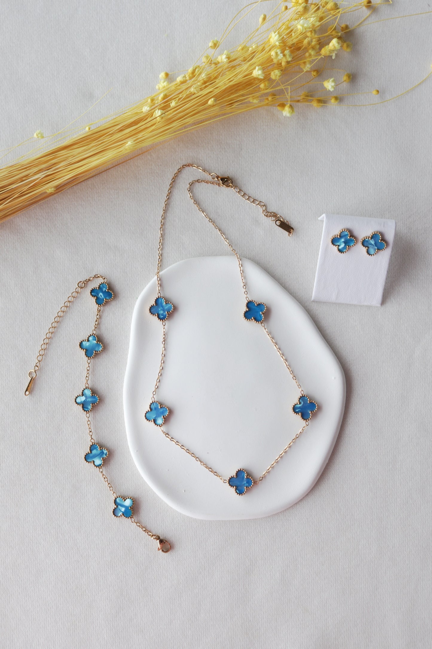 Conjunto Dourado de 5 Trevos Azuis Madrepérola
