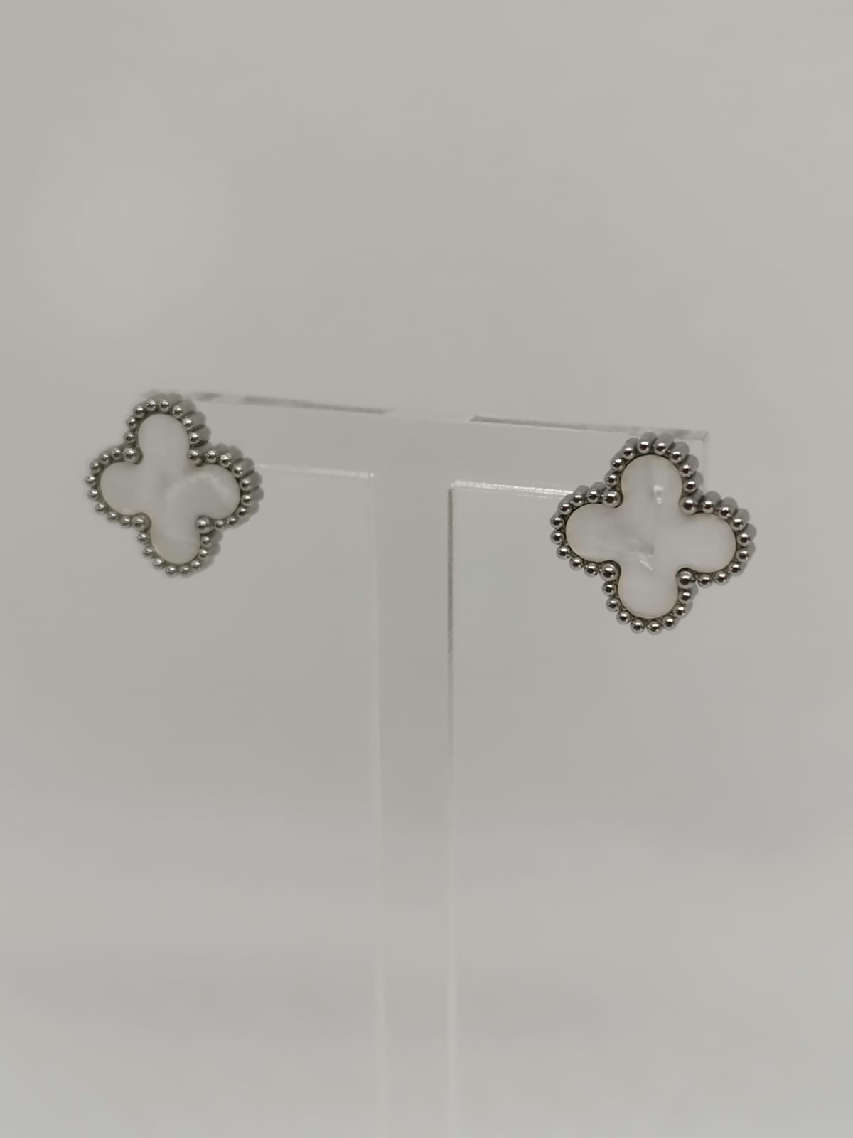 Brincos de Aço Prateado de Trevo Branco