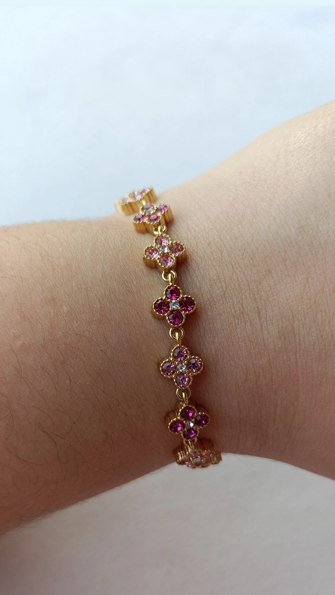 Pulseira de Aço Dourado Inspiração Swarovski de Trevo com Brilhantes Rosa