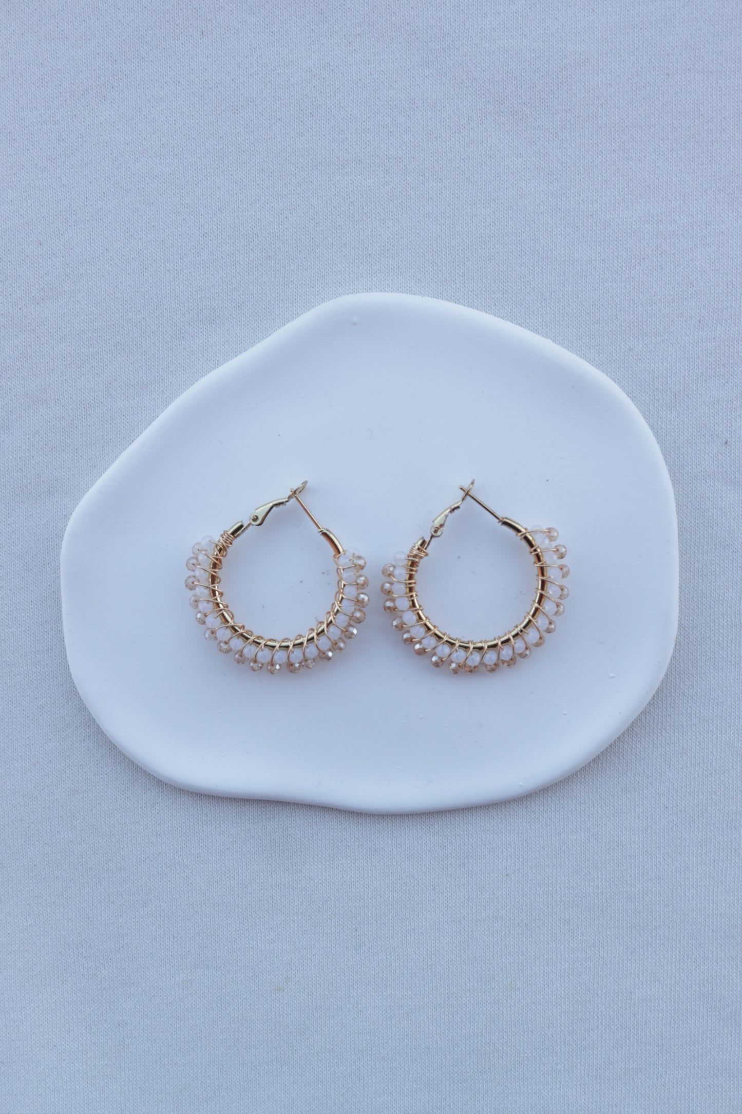Argolas de Aço Dourado com Missangas de Dupla Cor