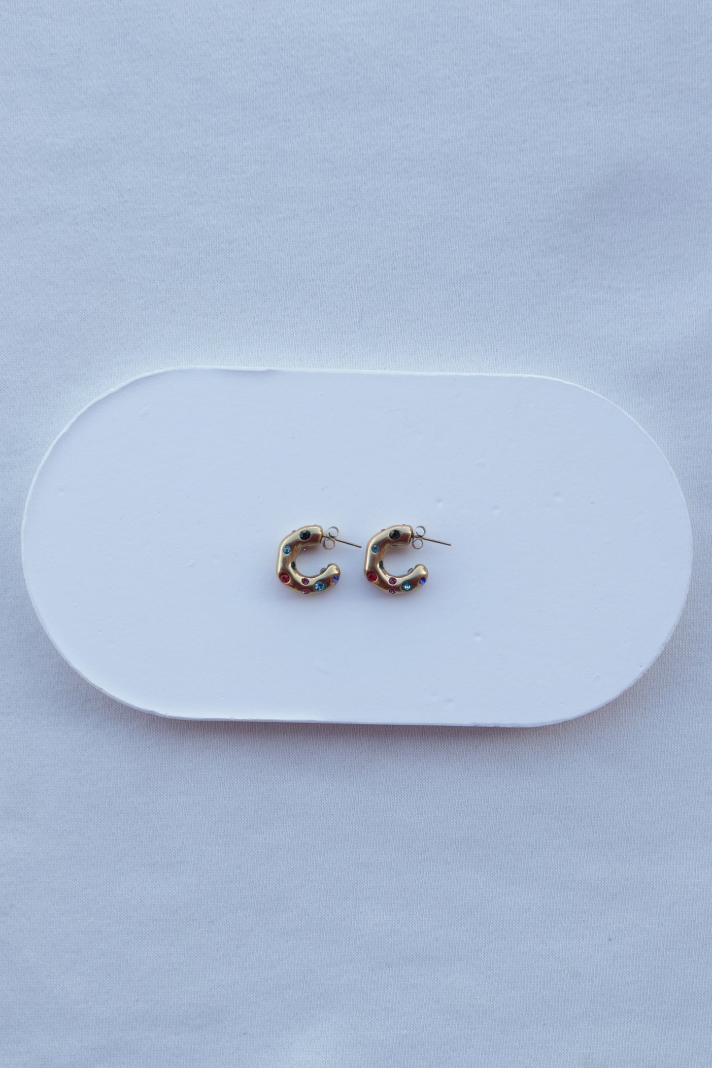 Argolas de Aço Dourado com Zircónicas Coloridas