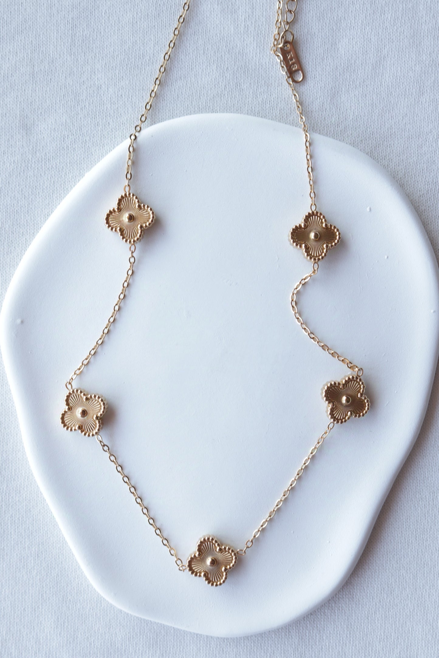 Colar de Aço Dourado de 5 Trevos