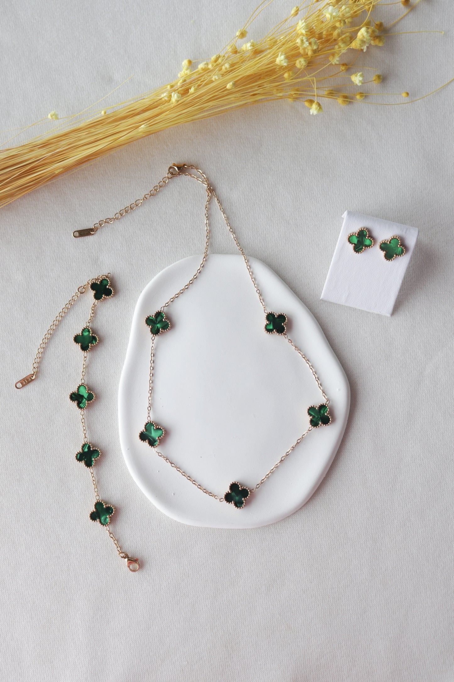Conjunto Dourado de 5 Trevos Verdes Madrepérola
