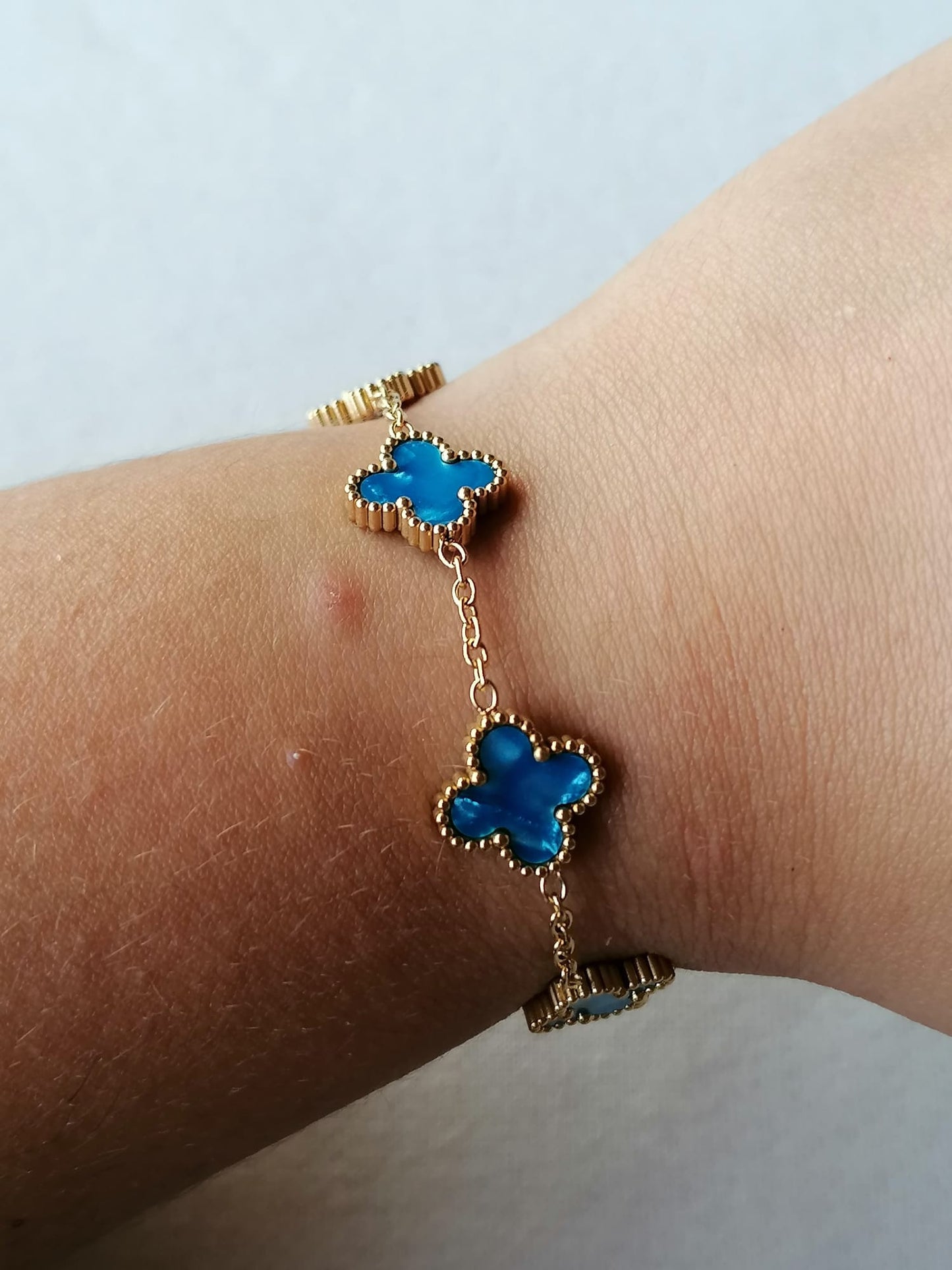 Pulseira de Aço Dourado de 5 Trevos Azul Madrepérola