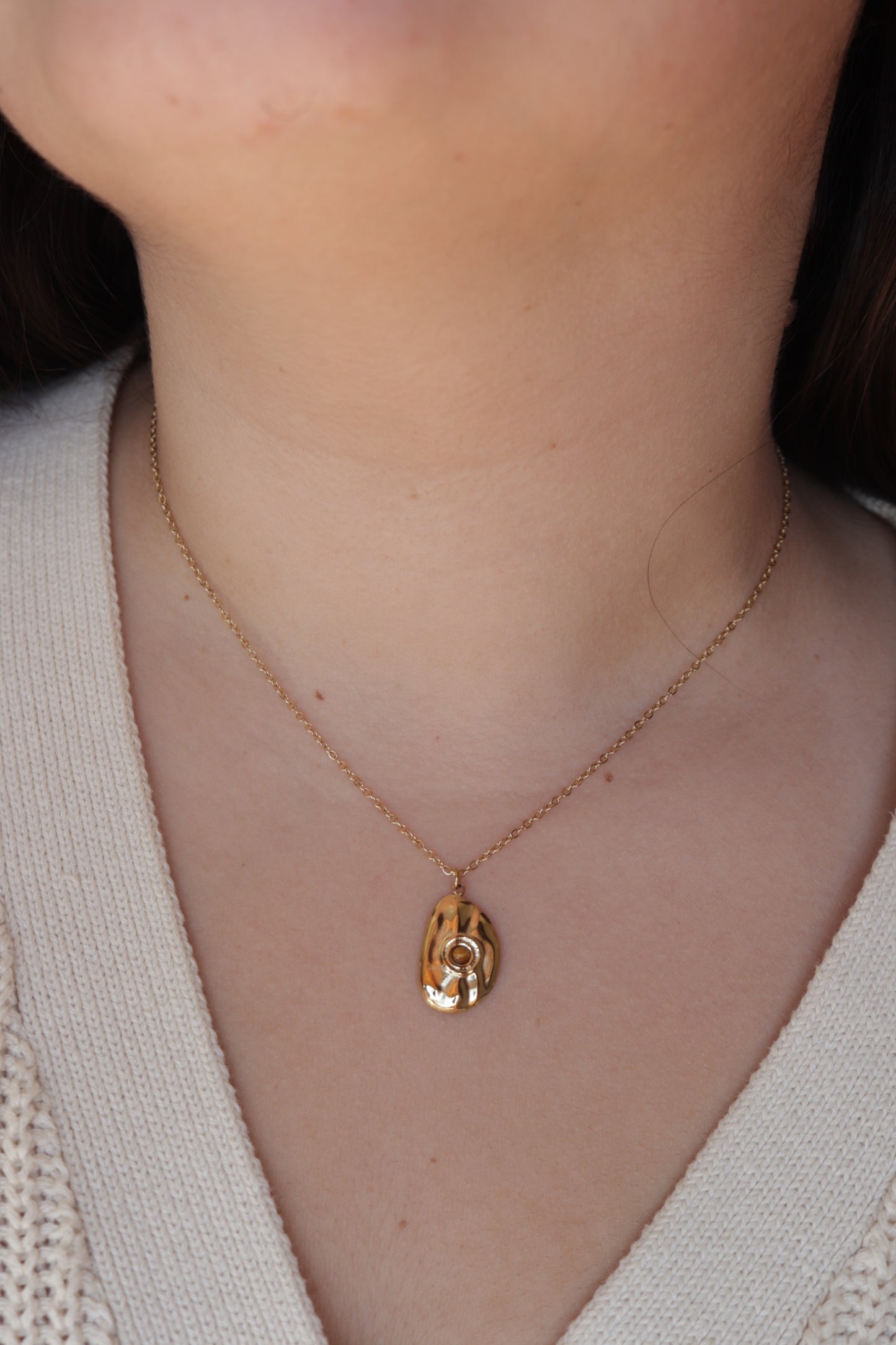 Colar de Aço Dourado com Pedra Irregular em Castanho