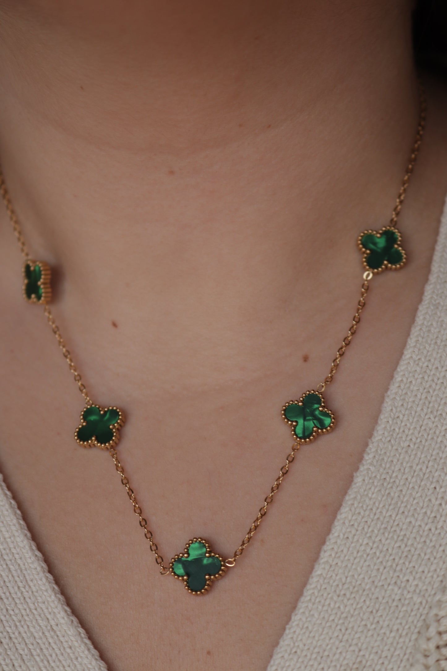 Colar de Aço Dourado de 5 Trevos Verdes Madrepérola