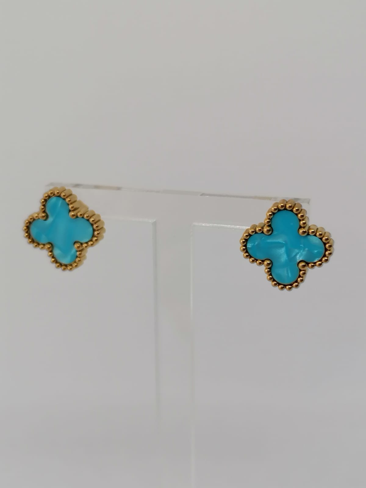 Brincos de Aço Dourado de Trevo Azul Claro Madrepérola