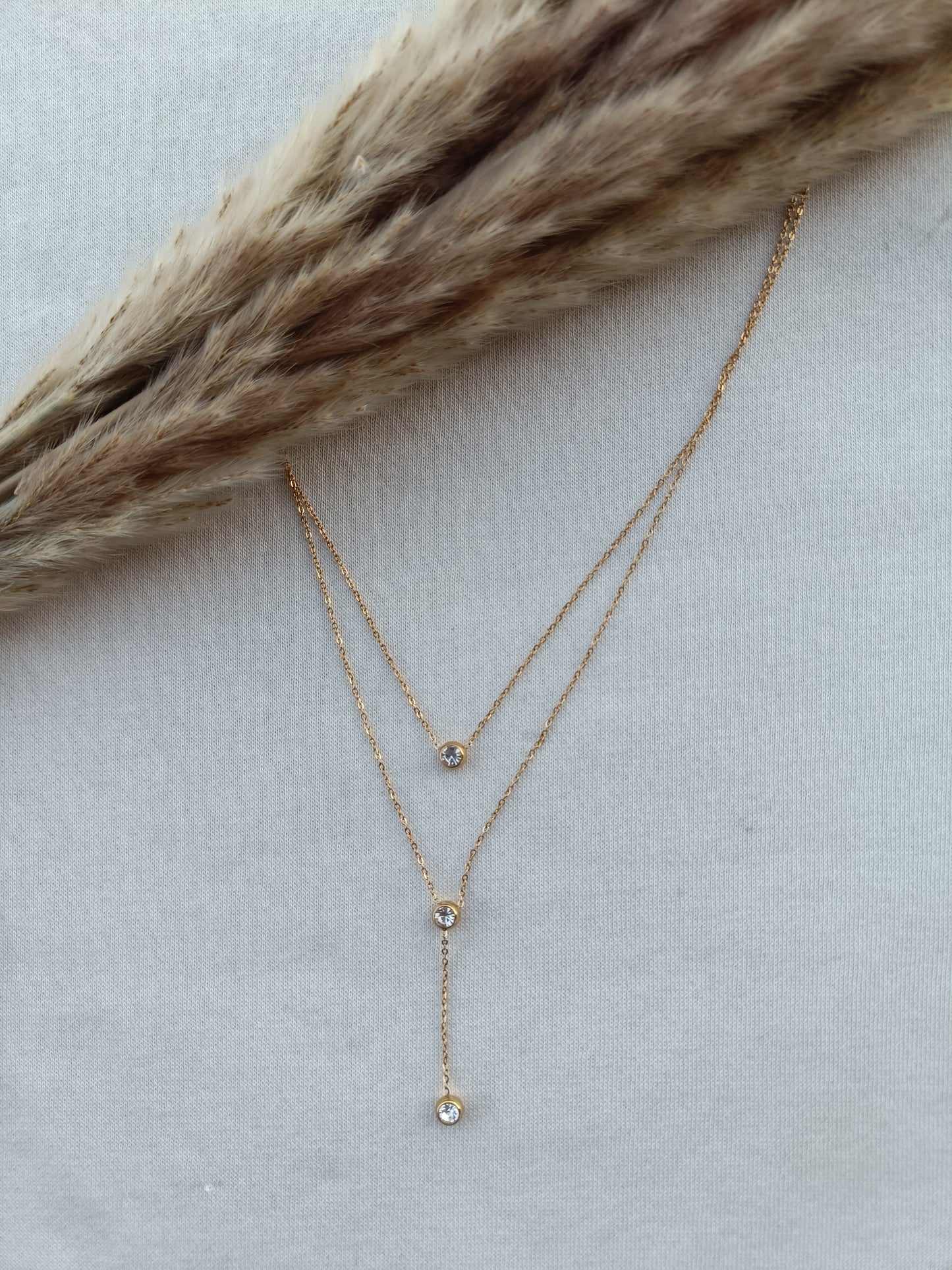 Colar de Aço Dourado Triplo com 3 Brilhantes