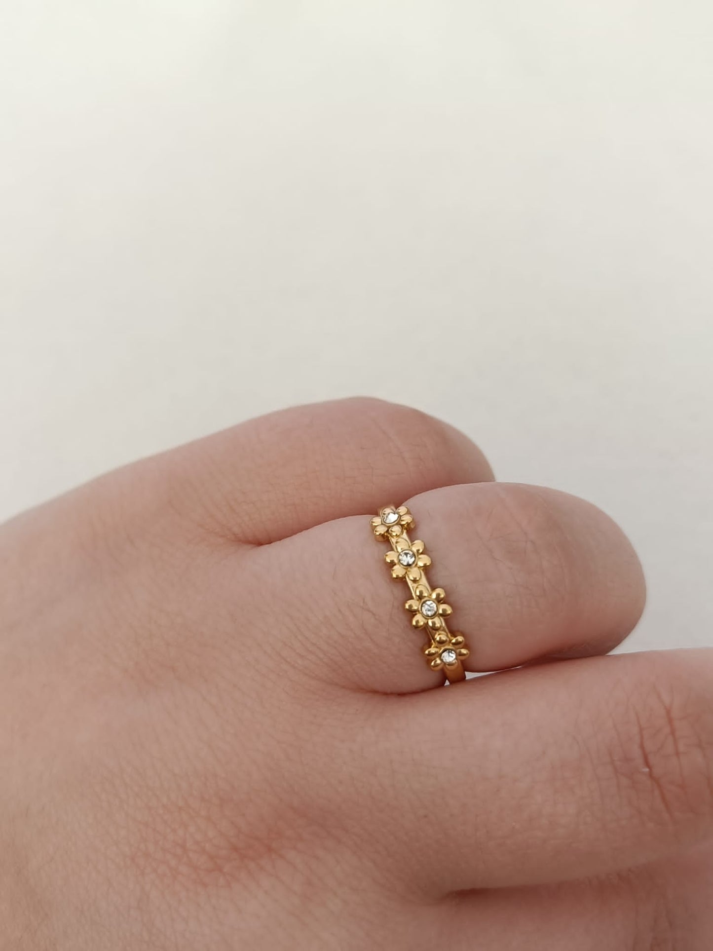 Anel de Aço Dourado de Flores com zircónicas Brancas