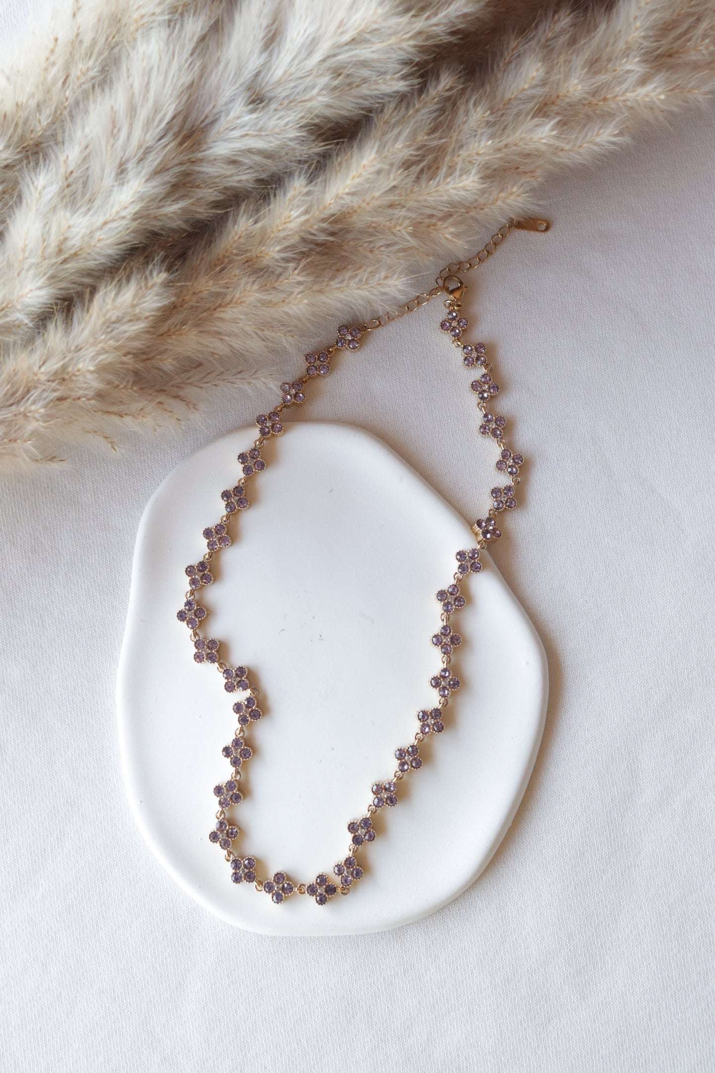 Colar de Aço Dourado de Inspiração Swarovski de Trevos com Brilhantes Lilás
