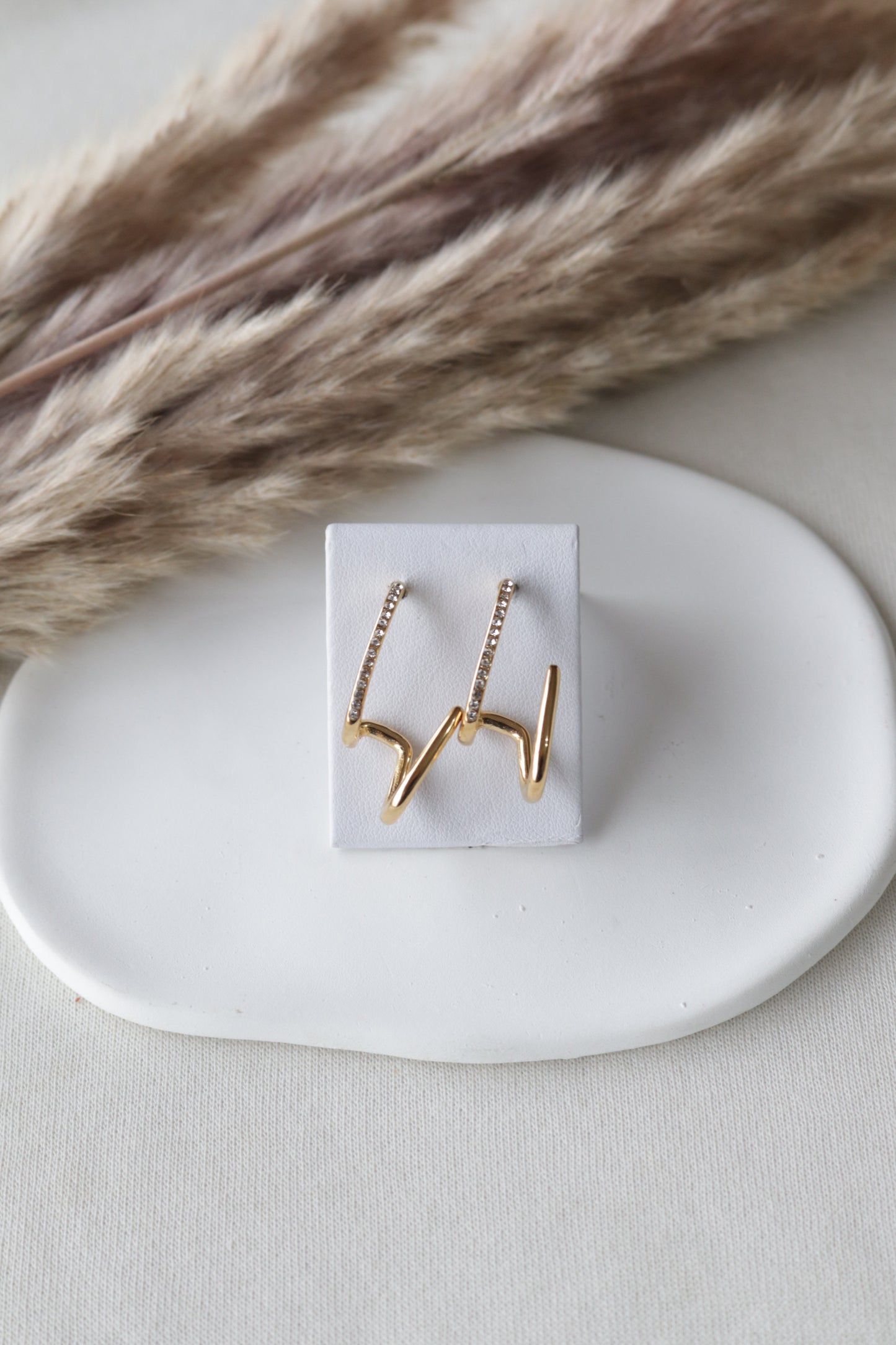Brincos de Aço Dourado Ondulado com Zircônias