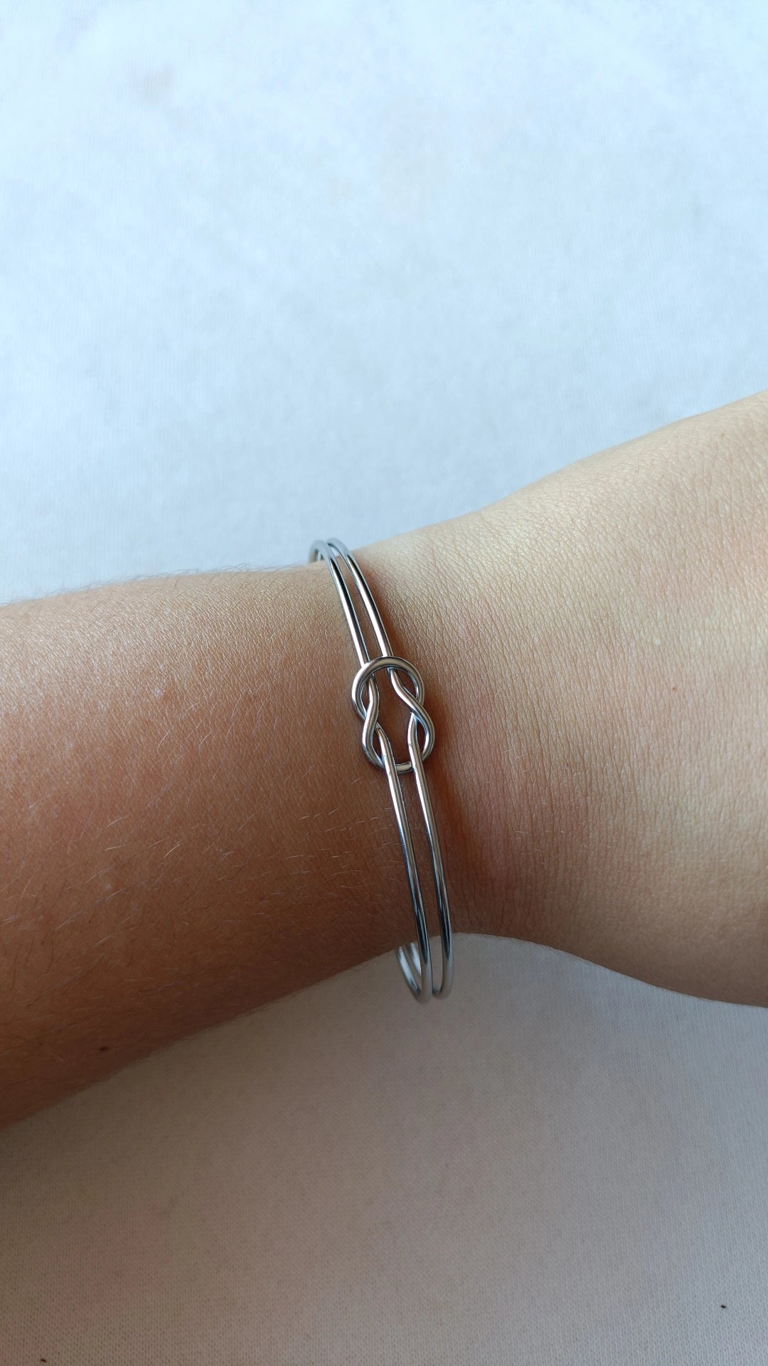 Pulseira de Aço Prateado Rígida de Nó Circular