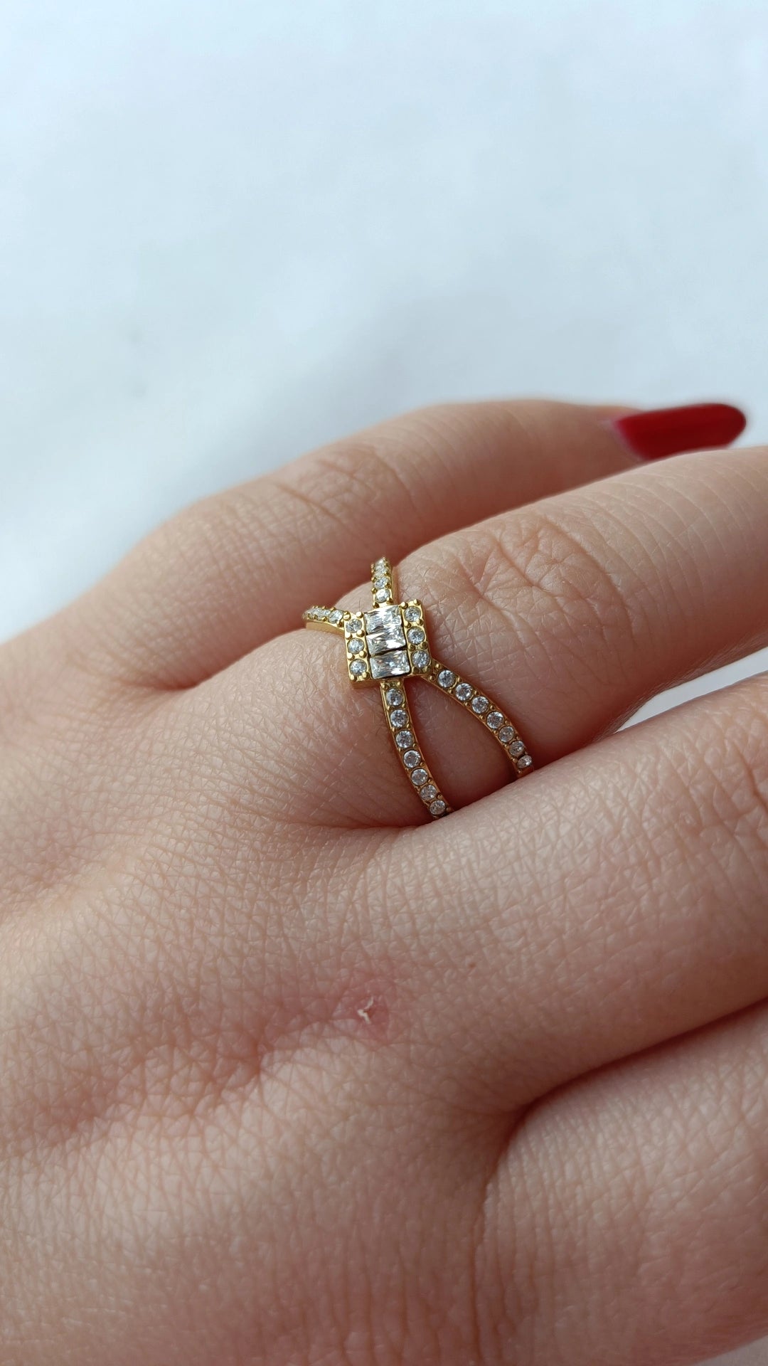 Anel de Aço Dourado Duplo com Brilhantes