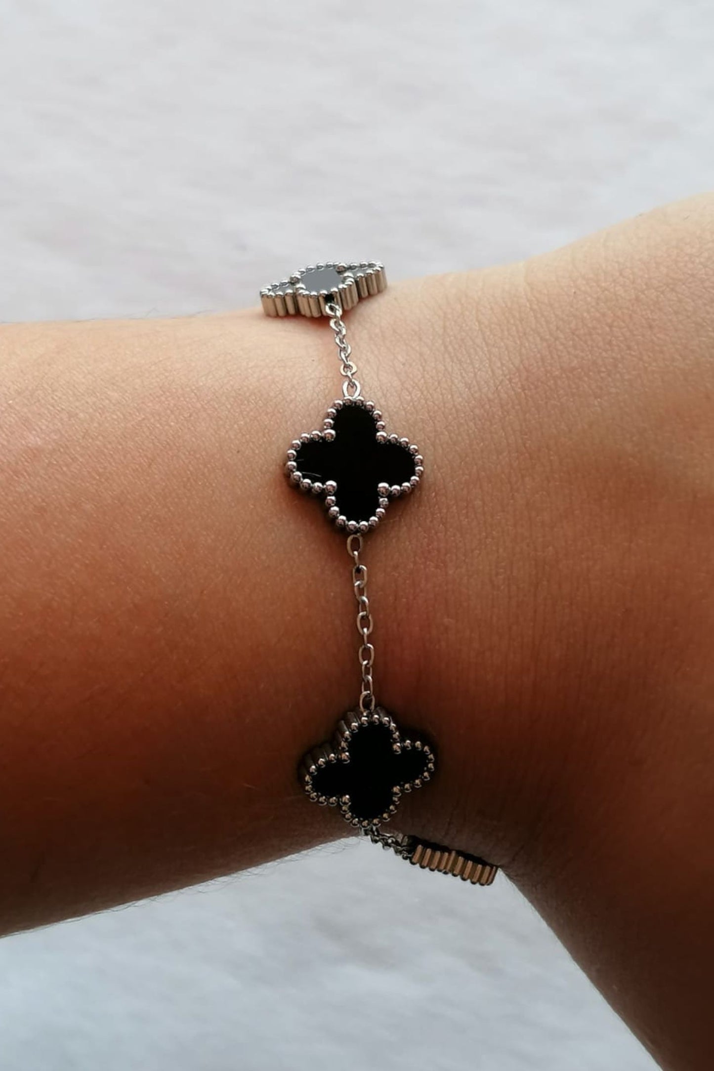 Pulseira de Aço Prateado de 5 Trevos Pretos