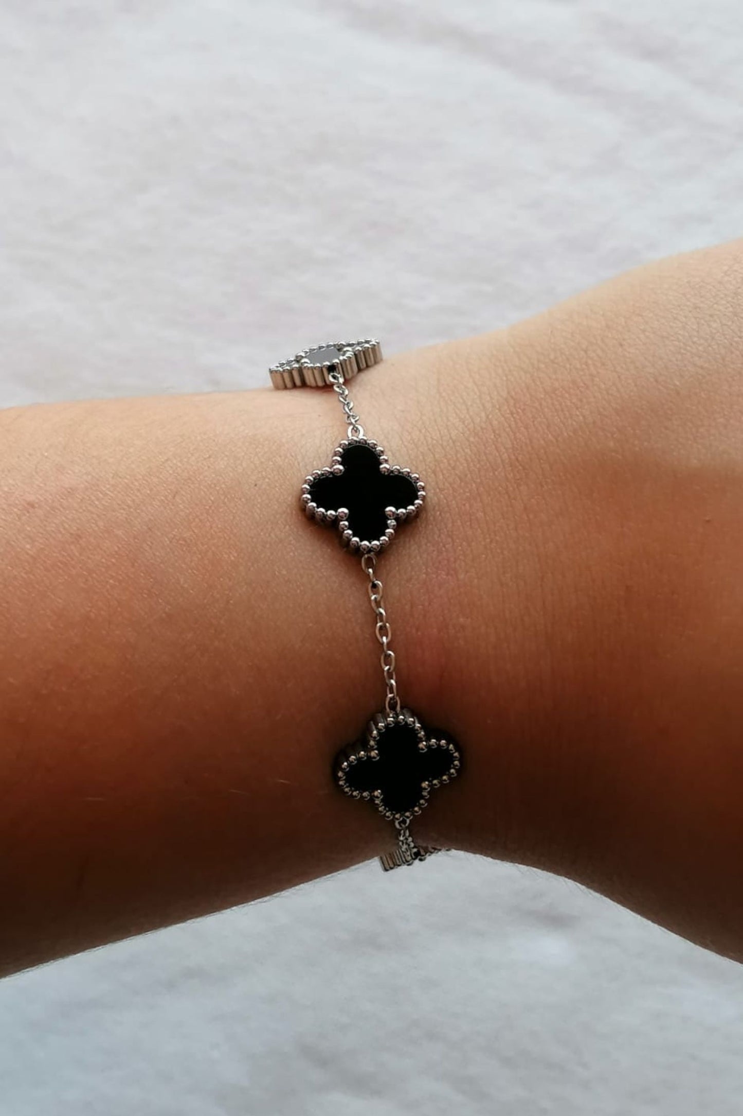 Pulseira de Aço Prateado de 5 Trevos Pretos