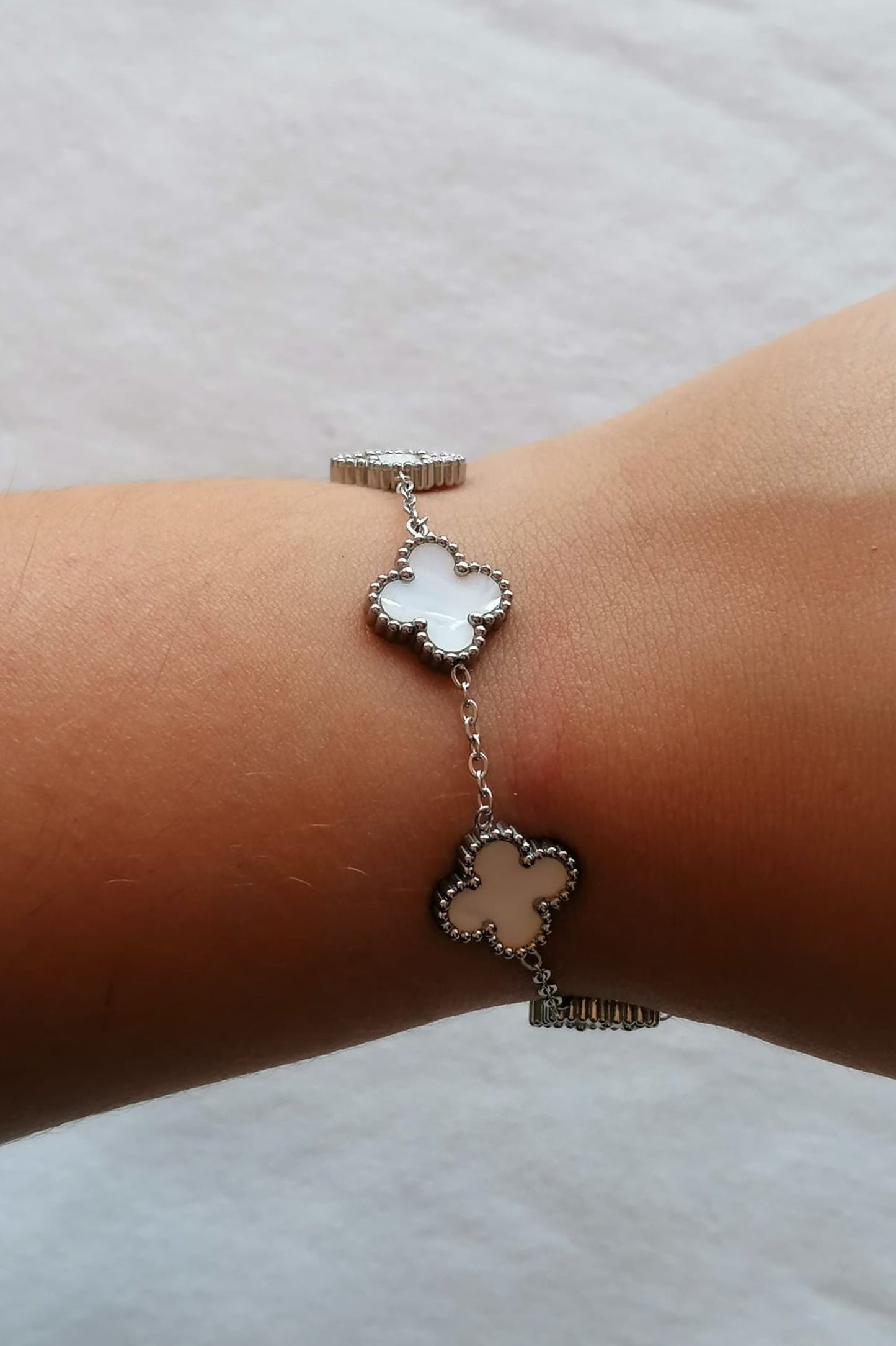 Pulseira de Aço Prateado de 5 Trevos Brancos
