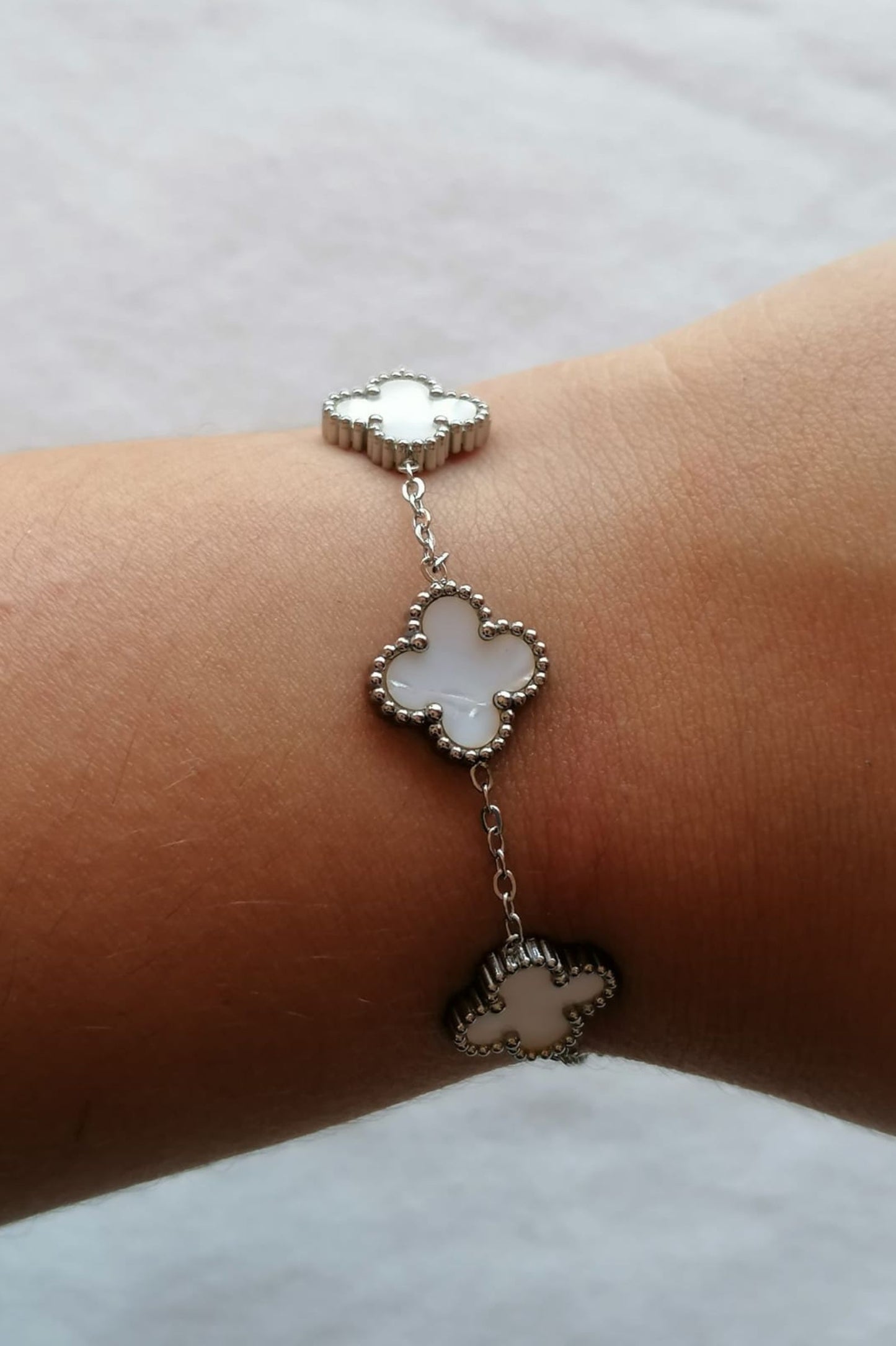 Pulseira de Aço Prateado de 5 Trevos Brancos