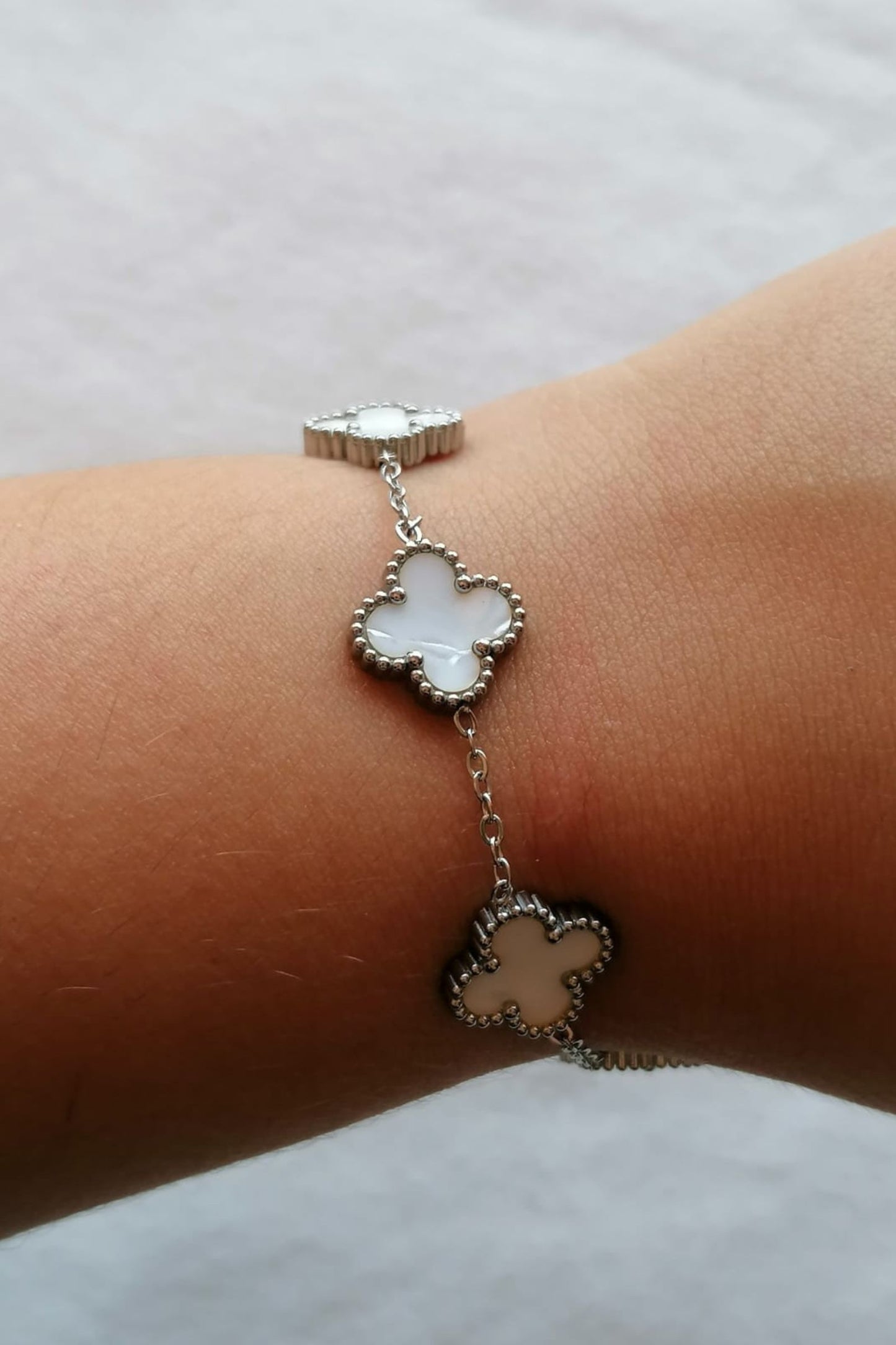 Pulseira de Aço Prateado de 5 Trevos Brancos