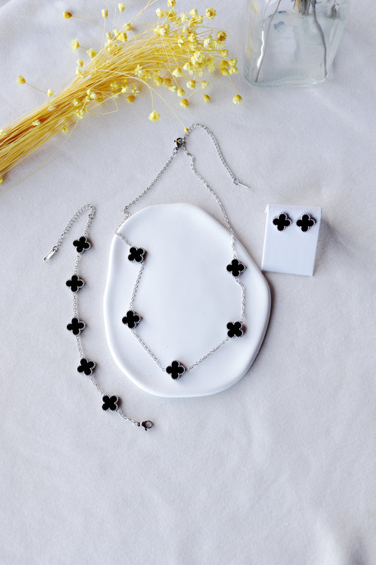 Conjunto Prateado de 5 Trevos Pretos