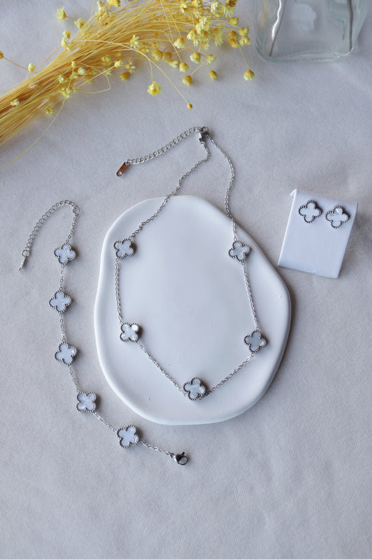Conjunto Prateado de 5 Trevos Brancos