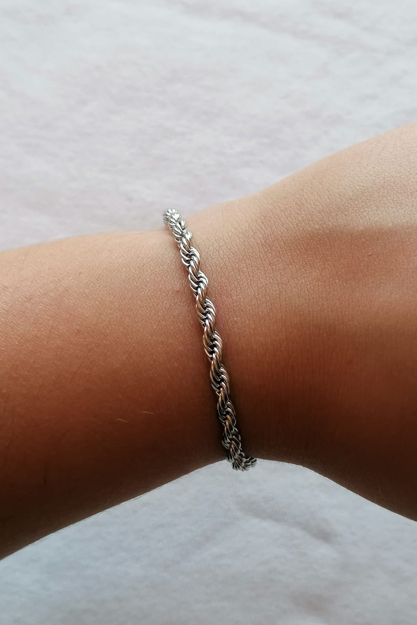 Pulseira de Aço Prateado Entrelaçado