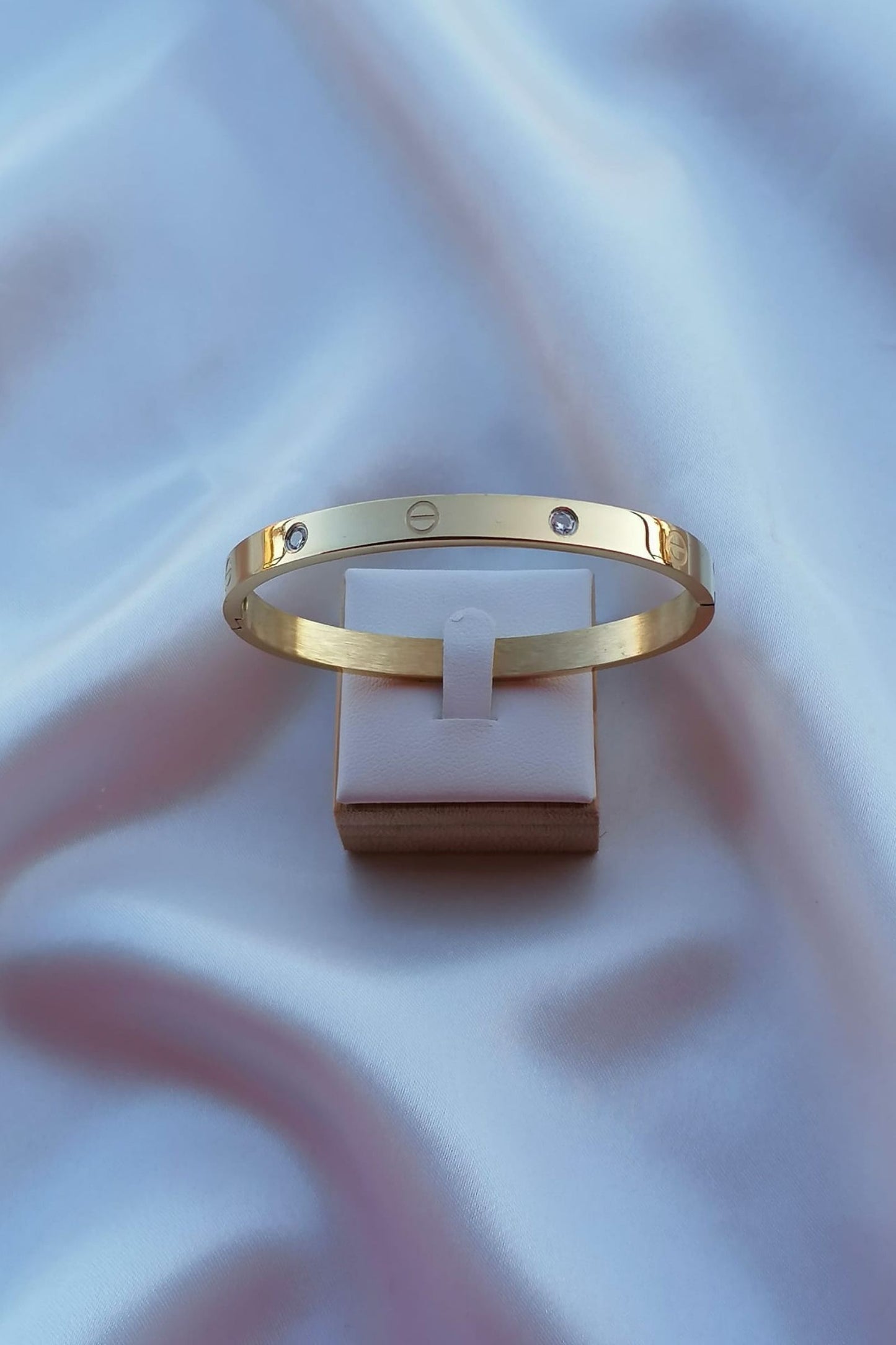 Pulseira de Aço Dourado Rígida com Brilhantes