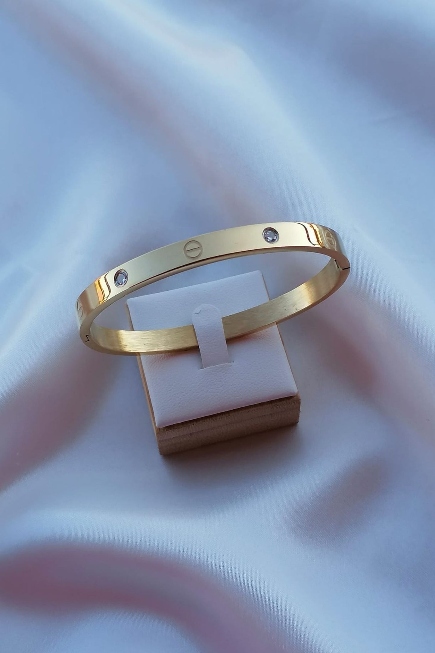 Pulseira de Aço Dourado Rígida com Brilhantes