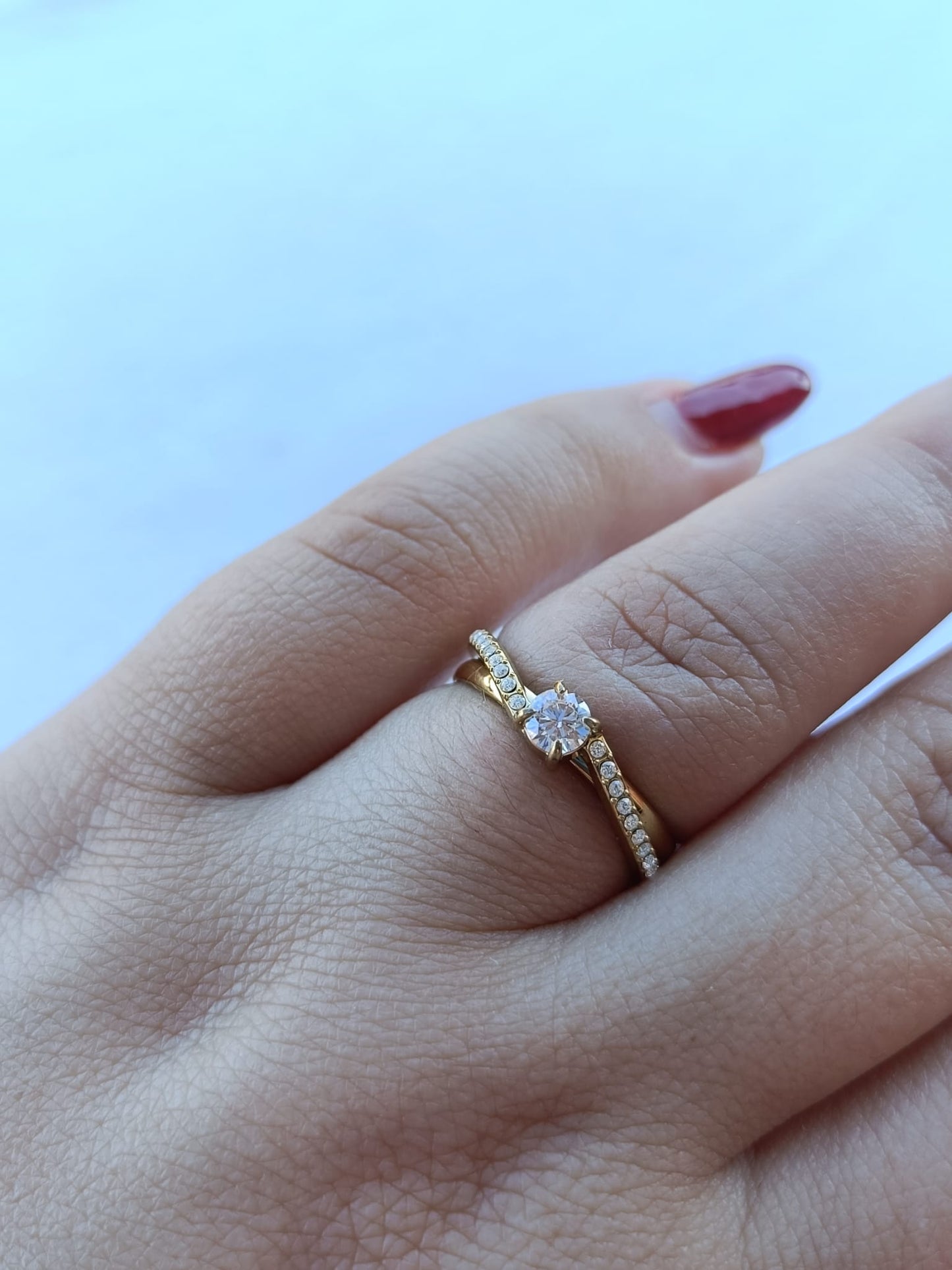 Anel de Aço Dourado Solitário Duplo com Brilhantes