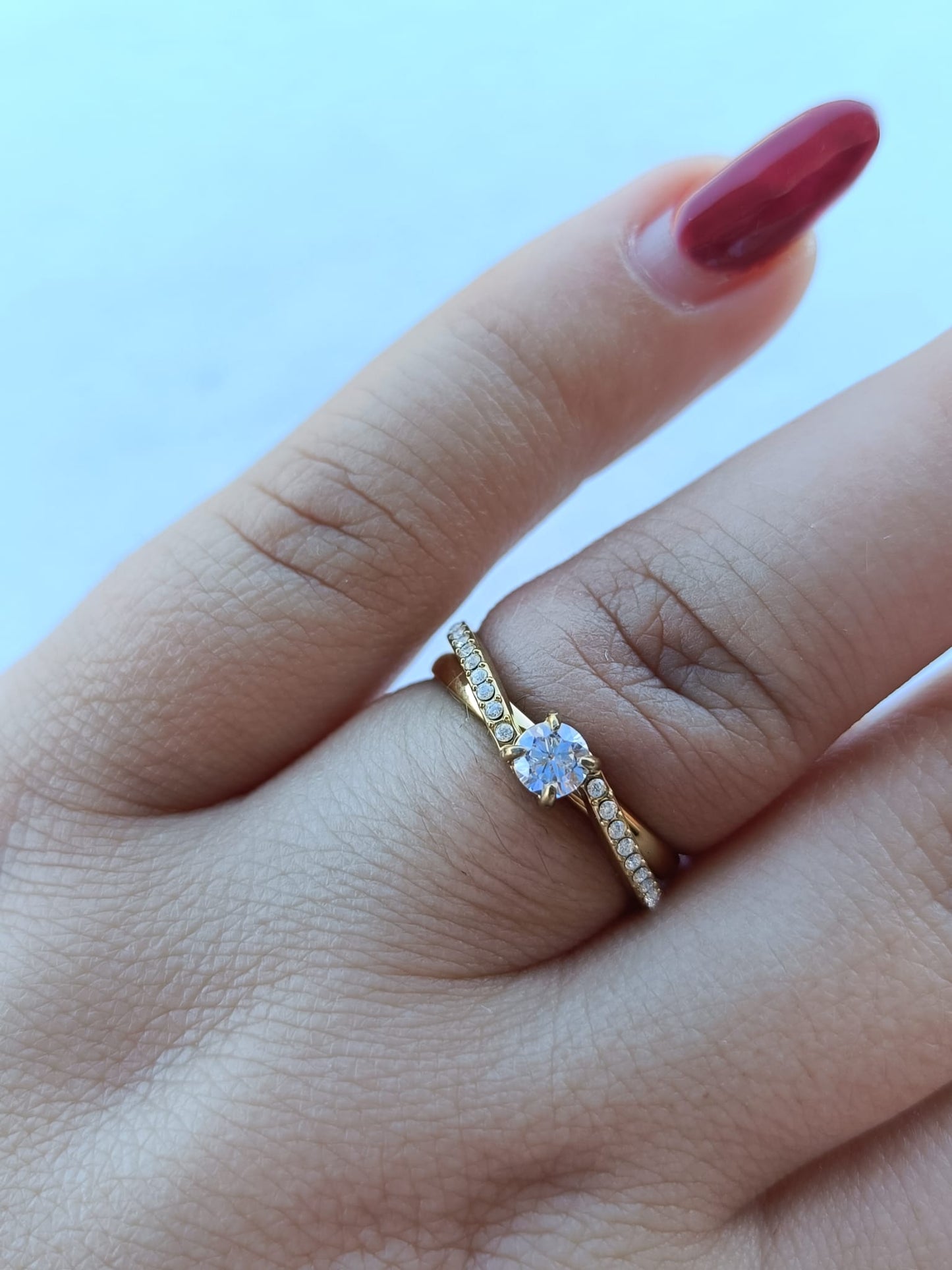 Anel de Aço Dourado Solitário Duplo com Brilhantes