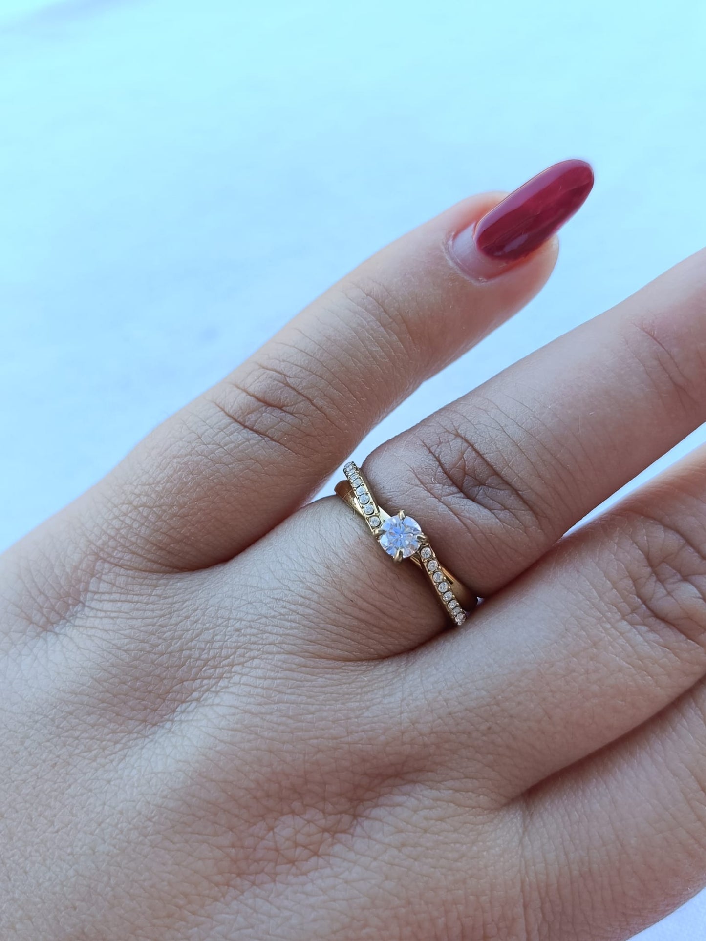 Anel de Aço Dourado Solitário Duplo com Brilhantes