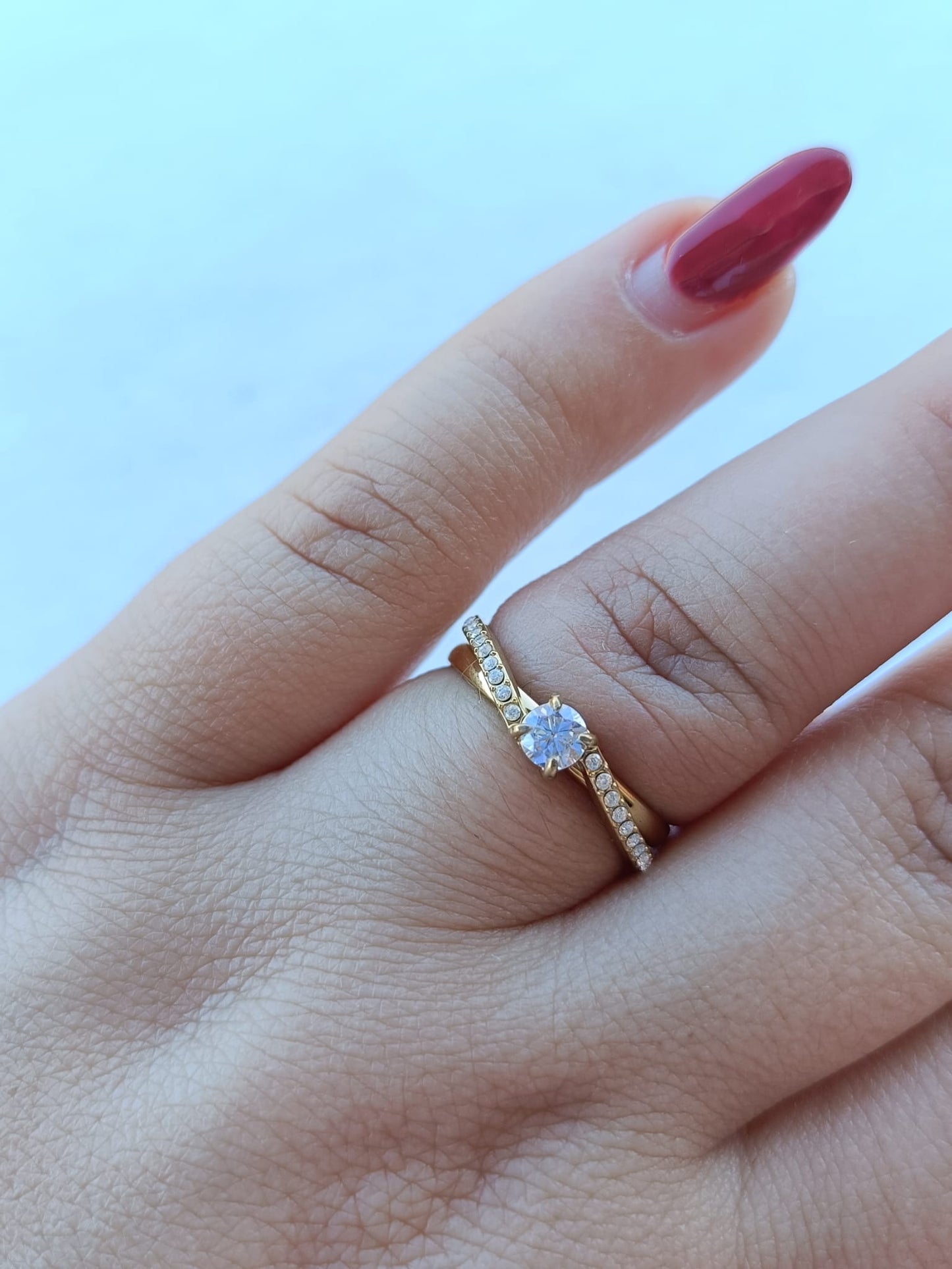 Anel de Aço Dourado Solitário Duplo com Brilhantes
