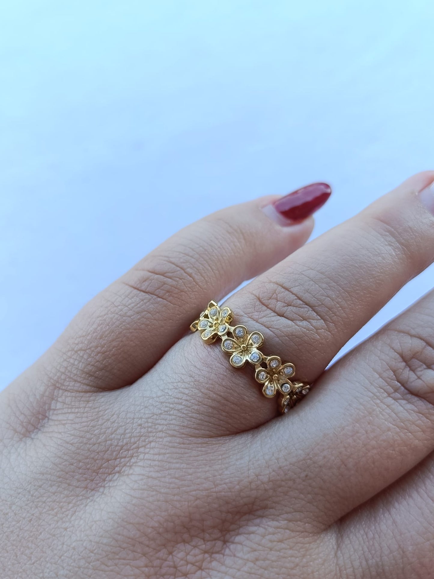 Anel de Aço Dourado de Flores com Brilhantes