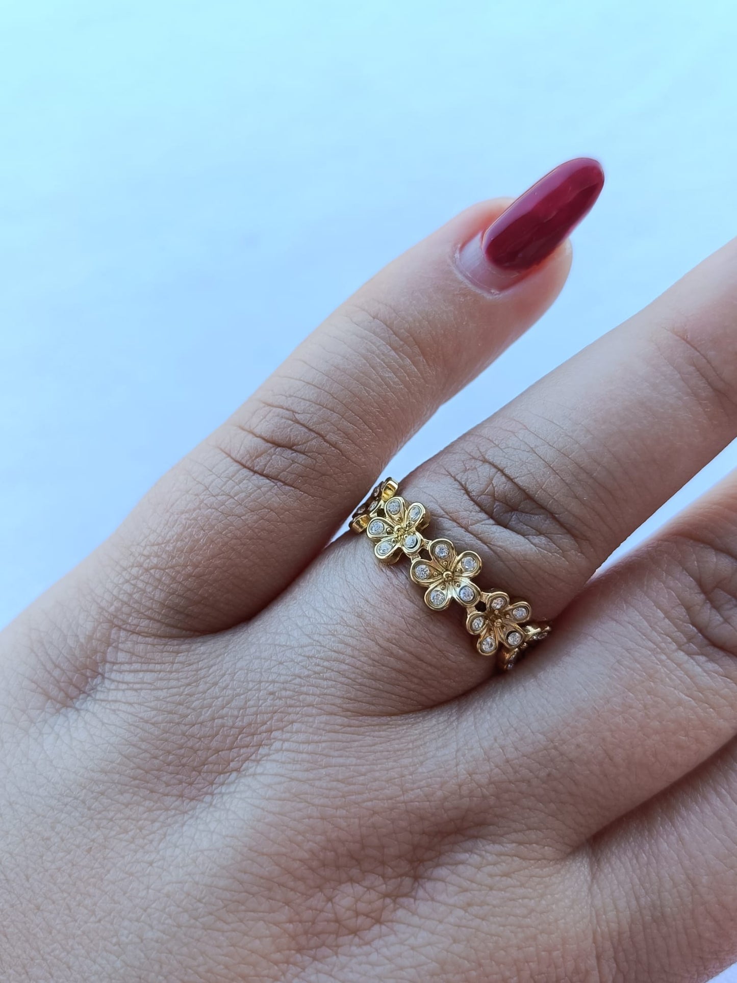 Anel de Aço Dourado de Flores com Brilhantes
