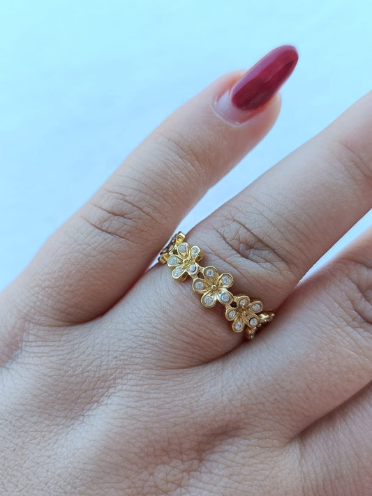 Anel de Aço Dourado de Flores com Brilhantes