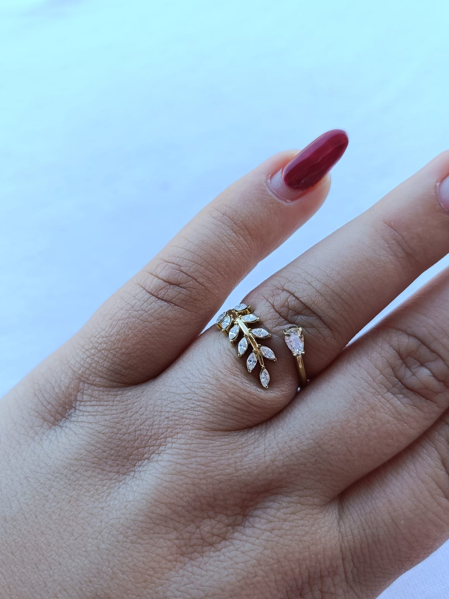 Anel de Aço Dourado de Folha com Brilhantes + Zircônia