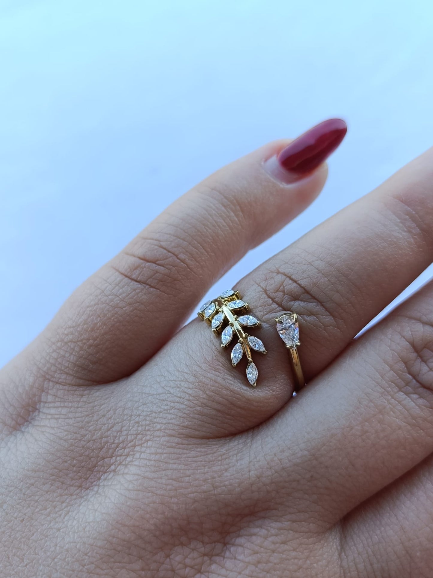 Anel de Aço Dourado de Folha com Brilhantes + Zircônia