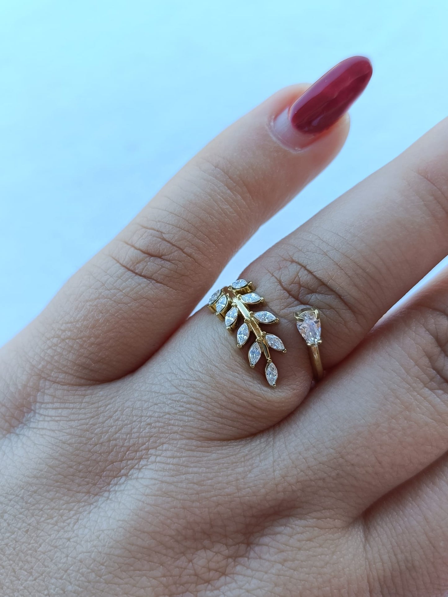 Anel de Aço Dourado de Folha com Brilhantes + Zircônia