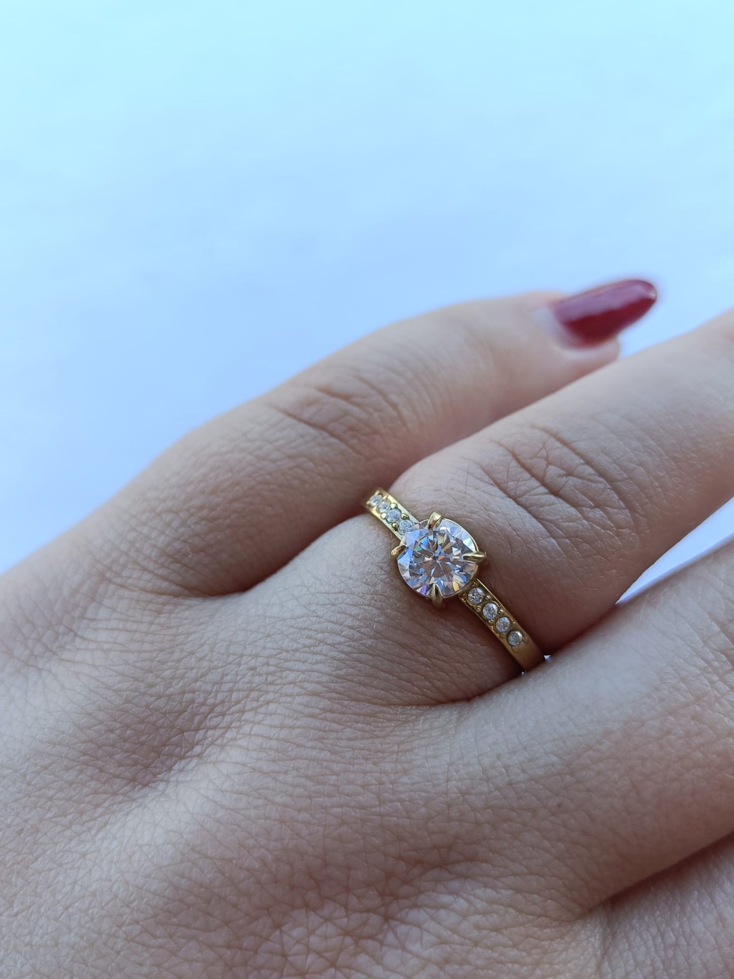 Anel de Aço Dourado Solitário com Brilhantes