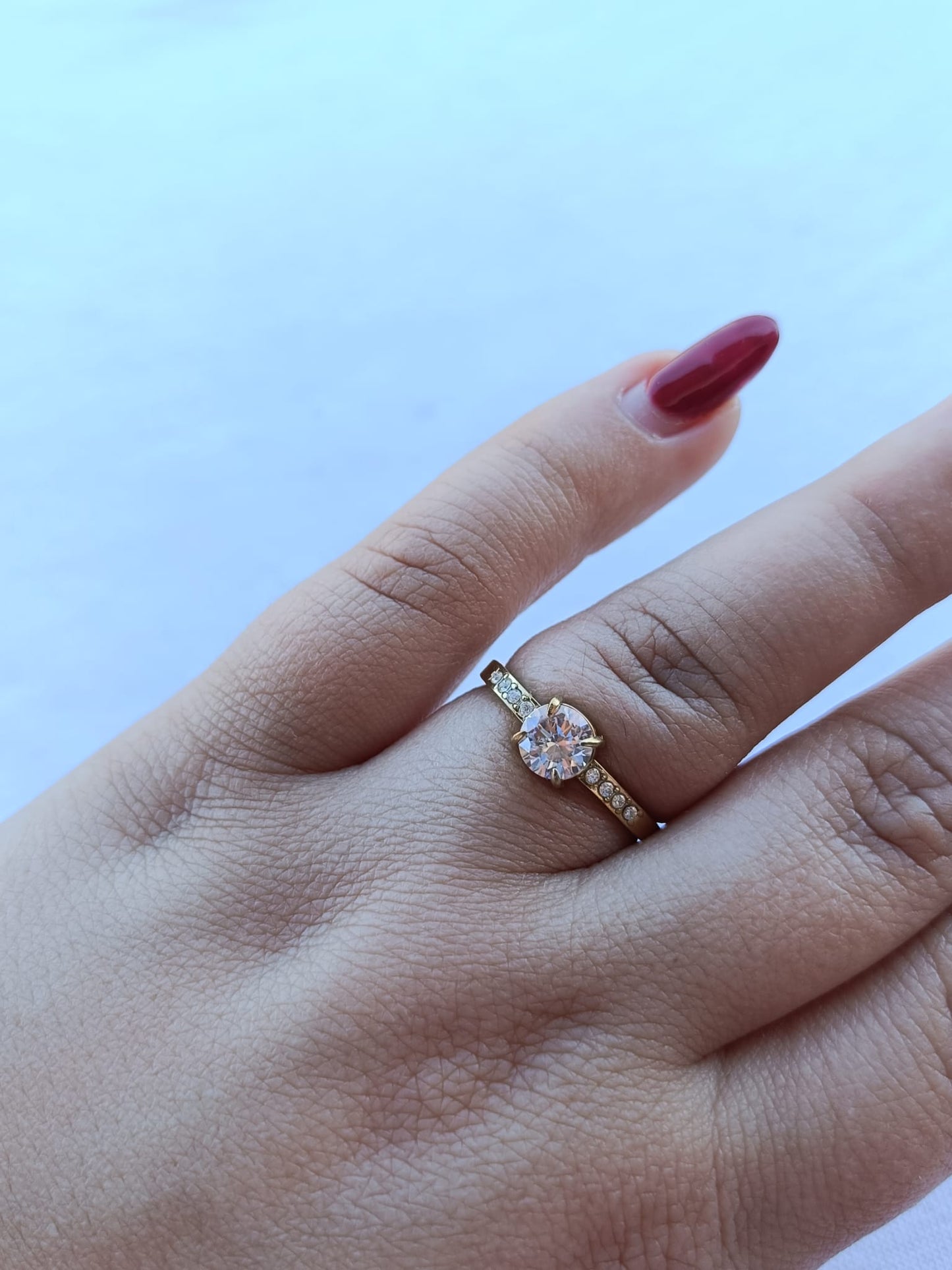 Anel de Aço Dourado Solitário com Brilhantes