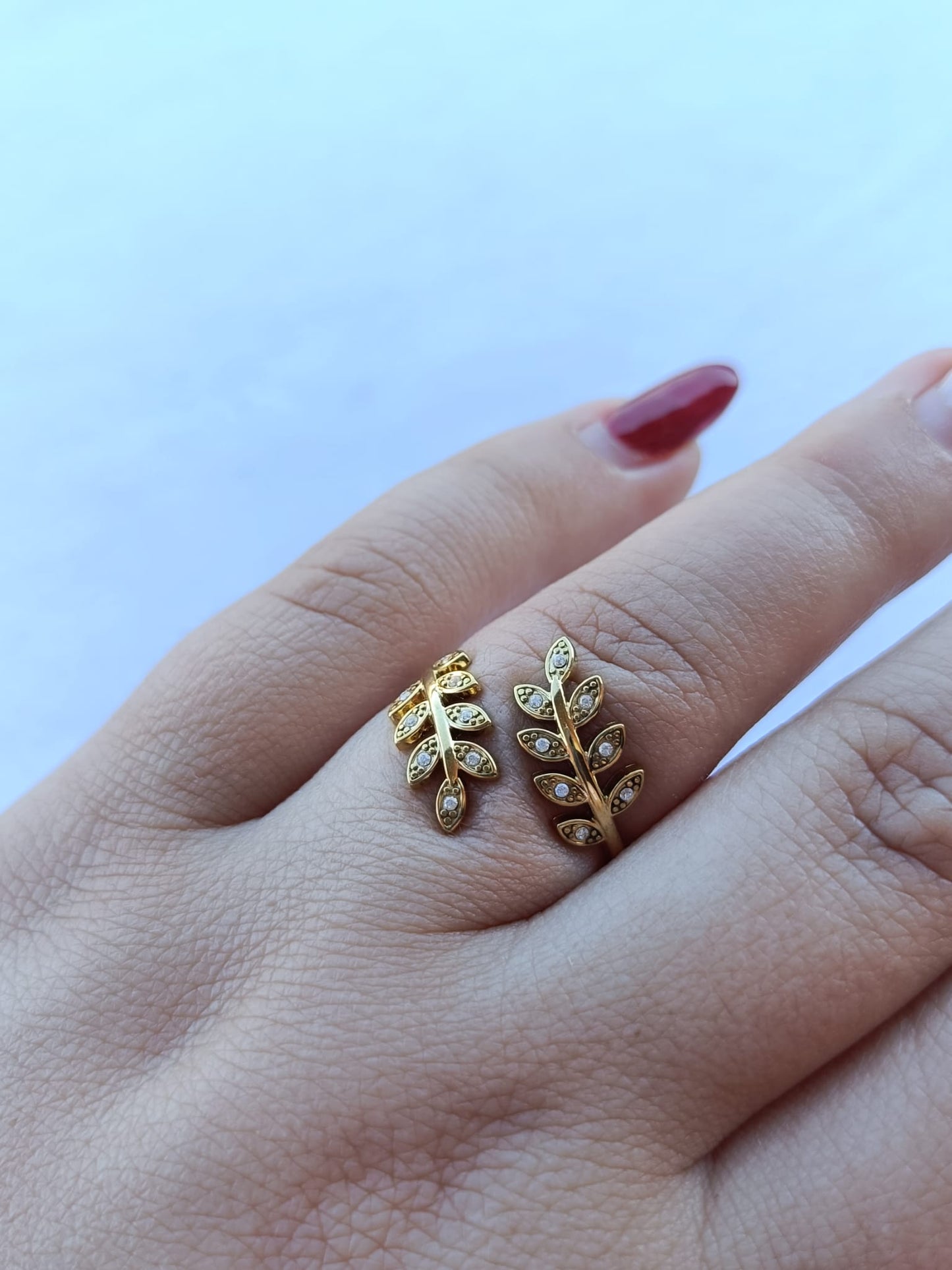 Anel de Aço Dourado de Duas Folhas com Brilhantes