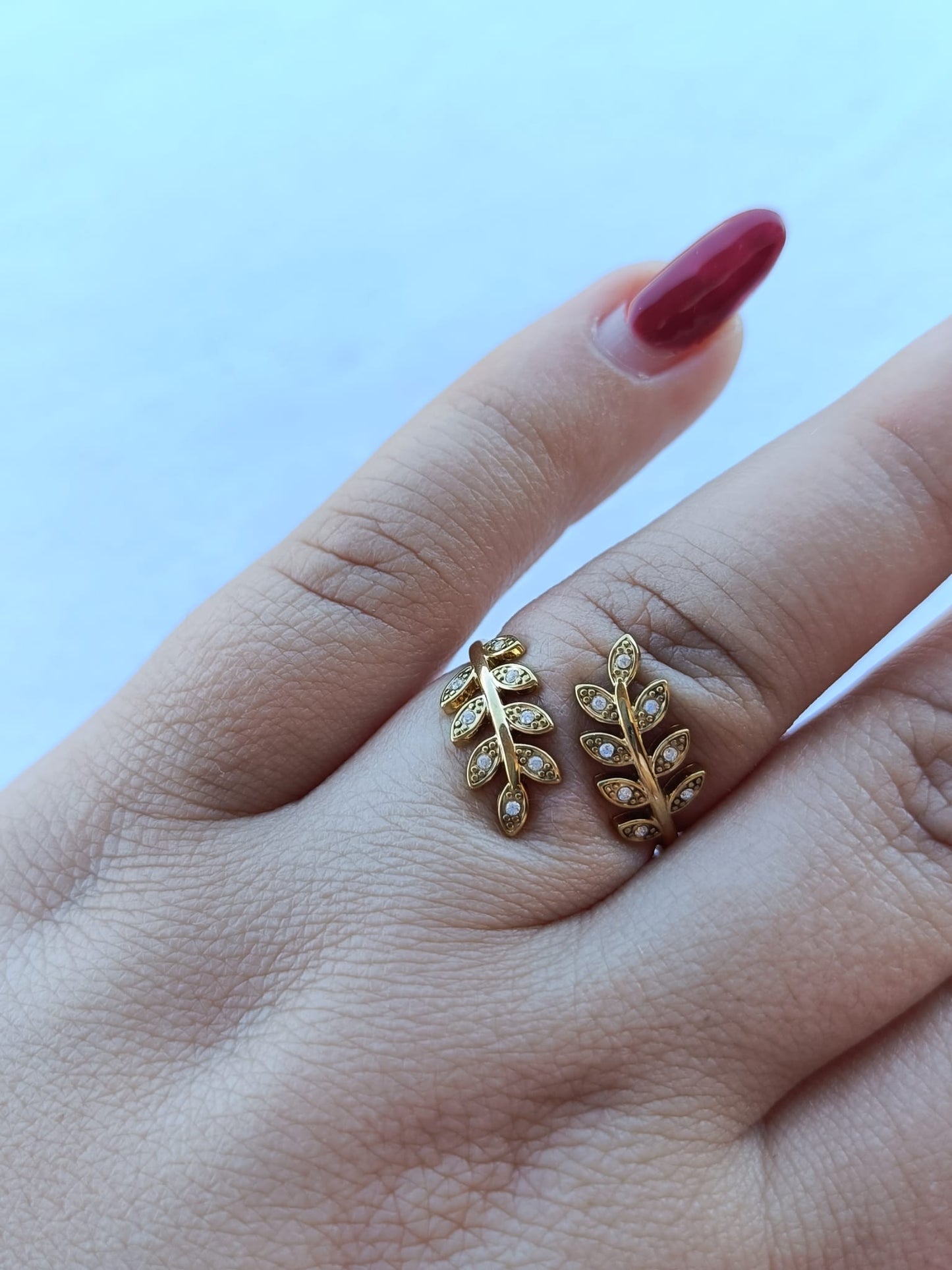 Anel de Aço Dourado de Duas Folhas com Brilhantes