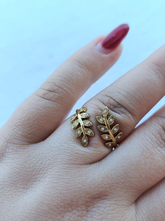 Anel de Aço Dourado de Duas Folhas com Brilhantes