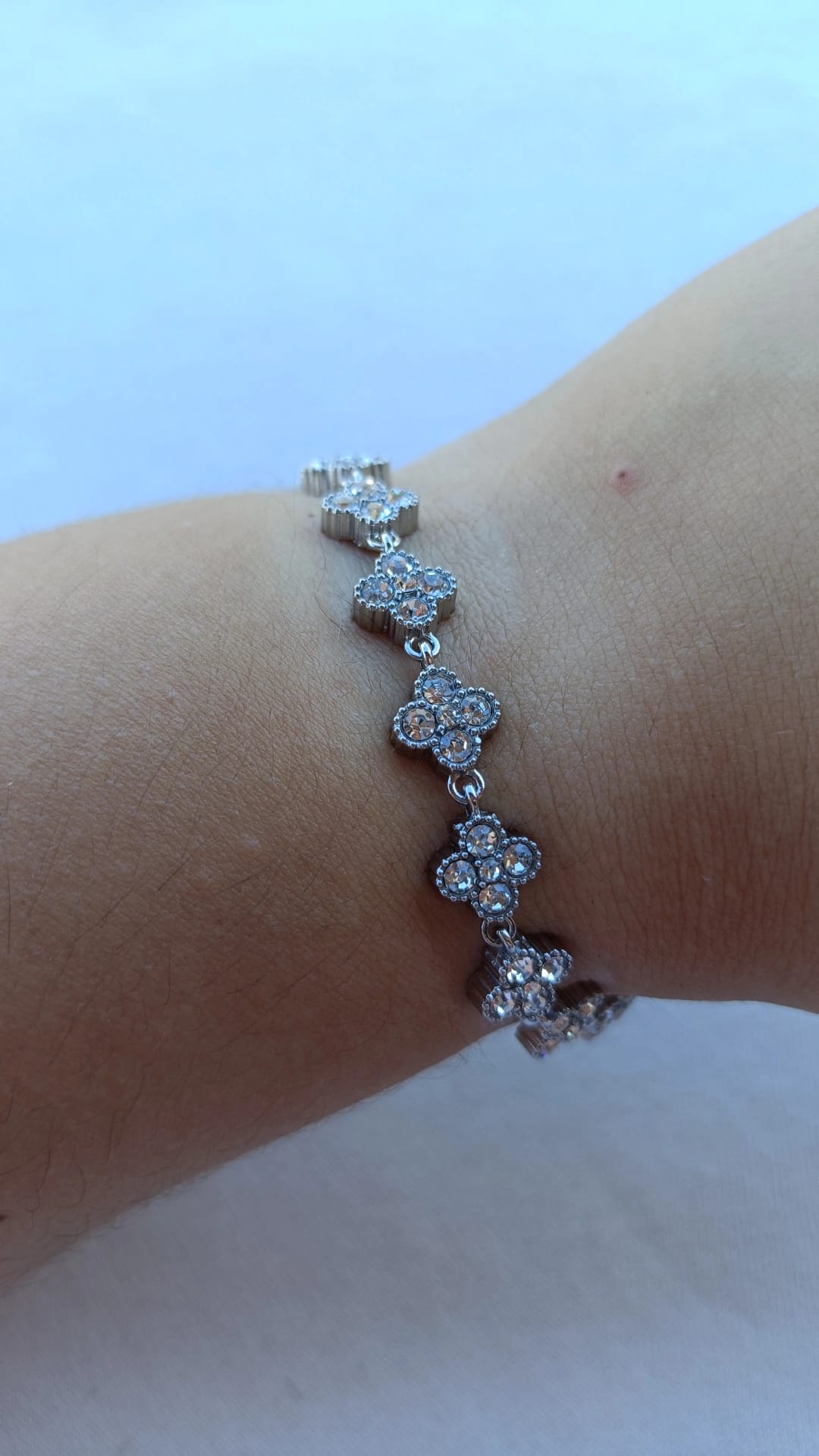 Pulseira de Aço Prateado Inspiração Swarovski de Trevo com Brilhantes Brancos