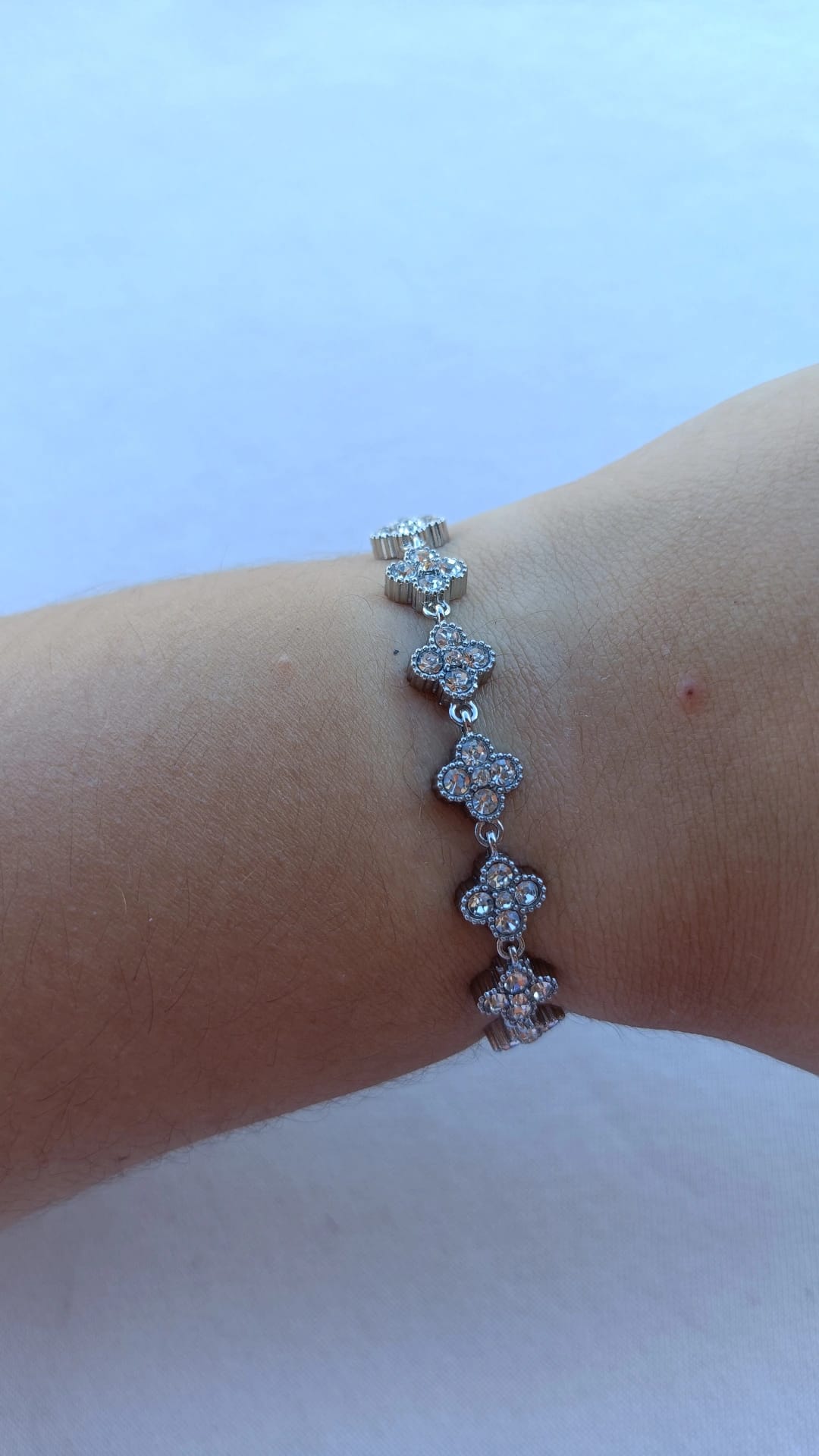 Pulseira de Aço Prateado Inspiração Swarovski de Trevo com Brilhantes Brancos