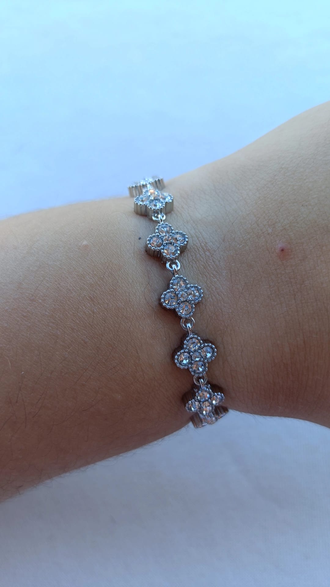 Pulseira de Aço Prateado Inspiração Swarovski de Trevo com Brilhantes Brancos
