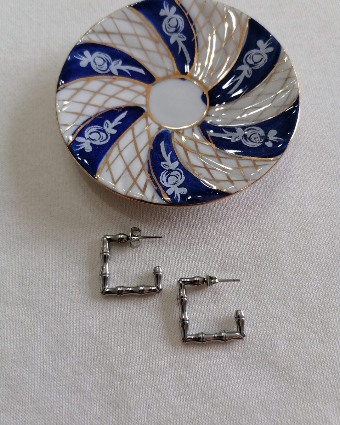 Argolas de Aço Prateado Quadradas com Textura
