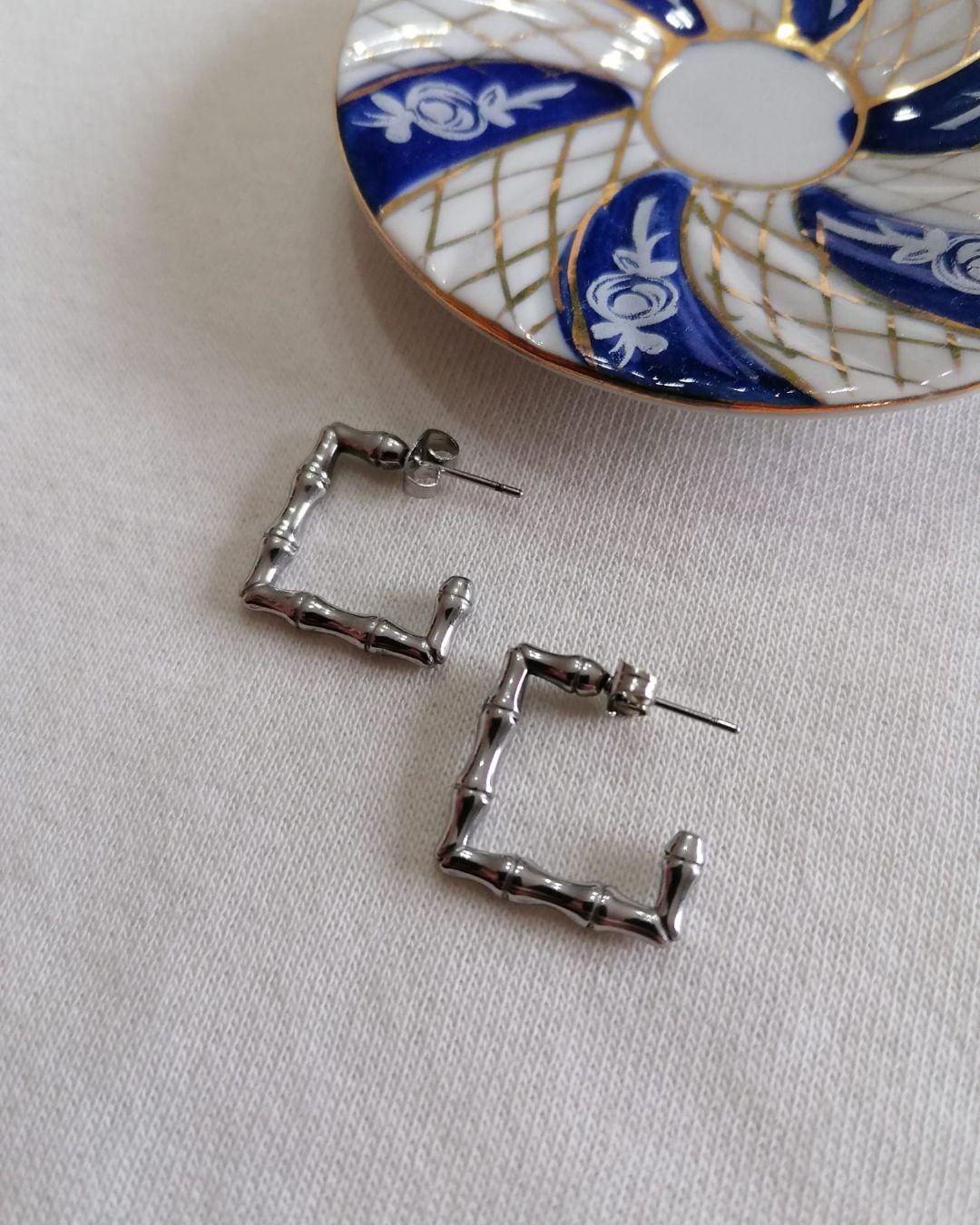 Argolas de Aço Prateado Quadradas com Textura