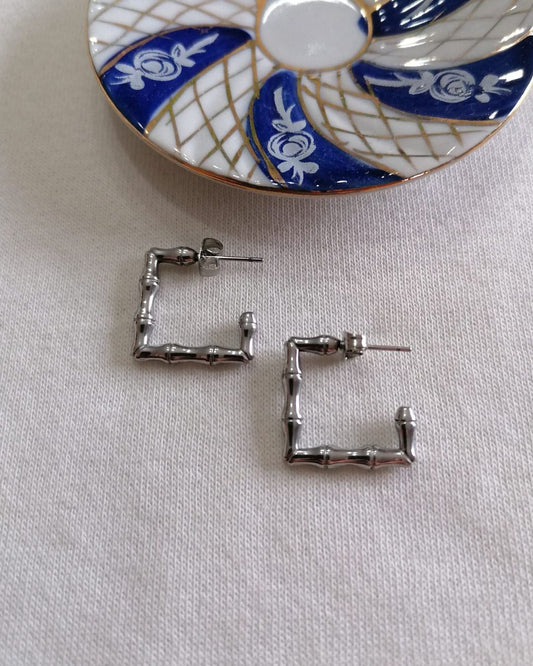 Argolas de Aço Prateado Quadradas com Textura