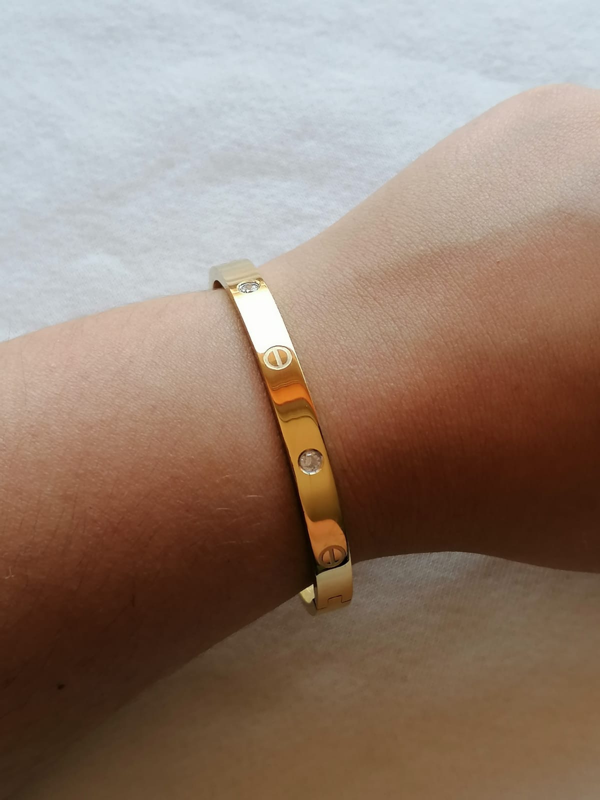 Pulseira de Aço Dourado Rígida com Brilhantes