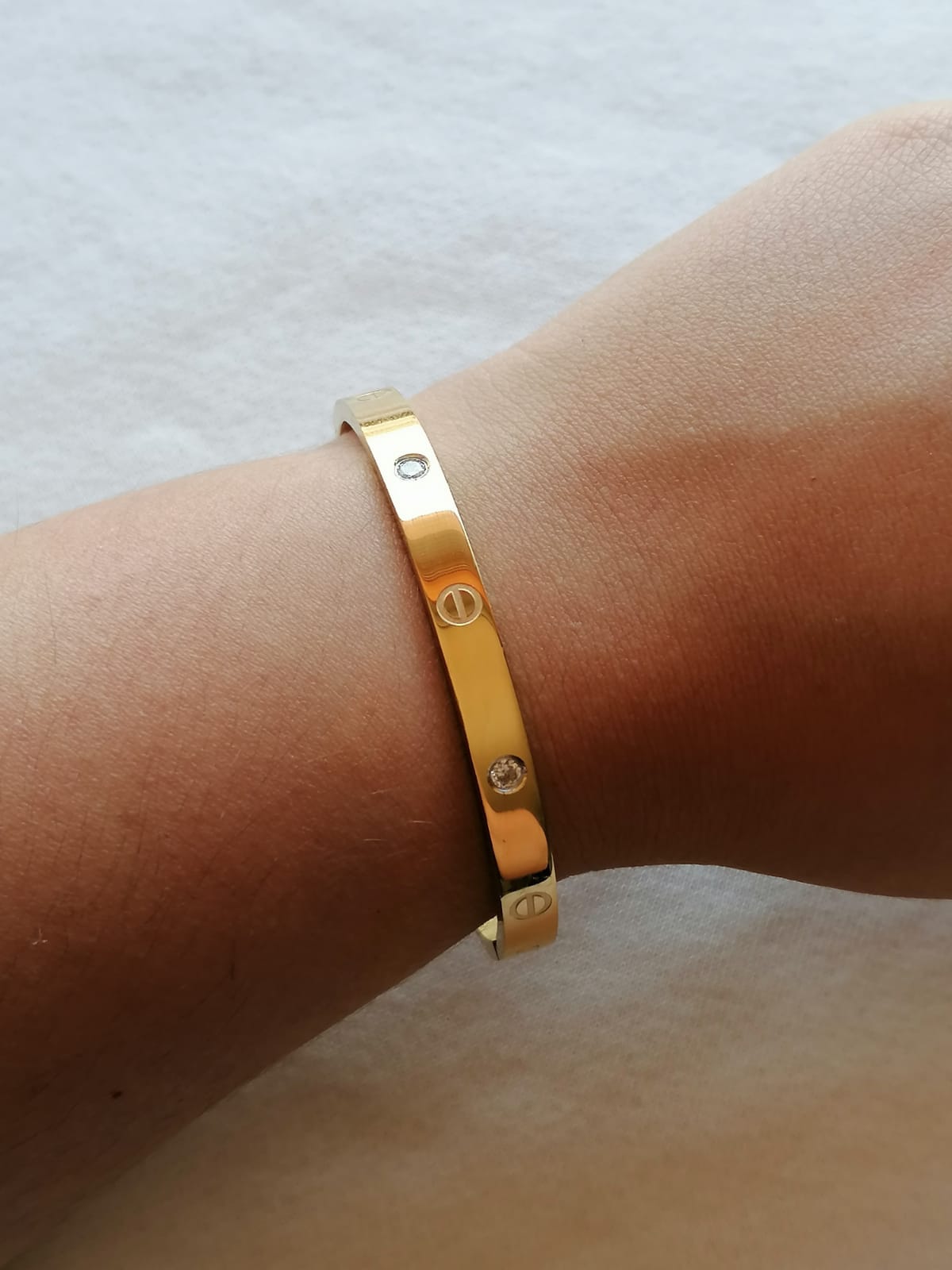 Pulseira de Aço Dourado Rígida com Brilhantes